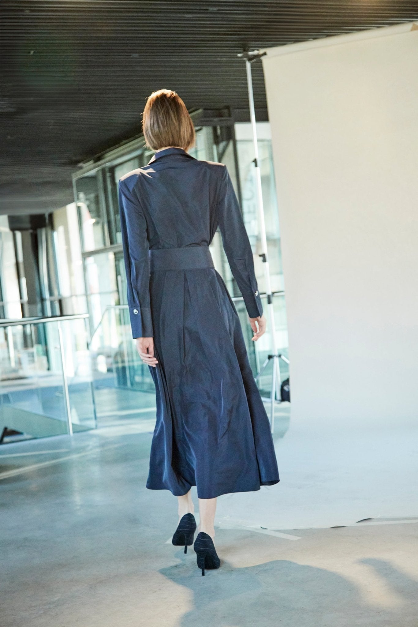 VESTIDO LISO CINTURON MARINO CORNELIA - THE EXTREME COLLECTION