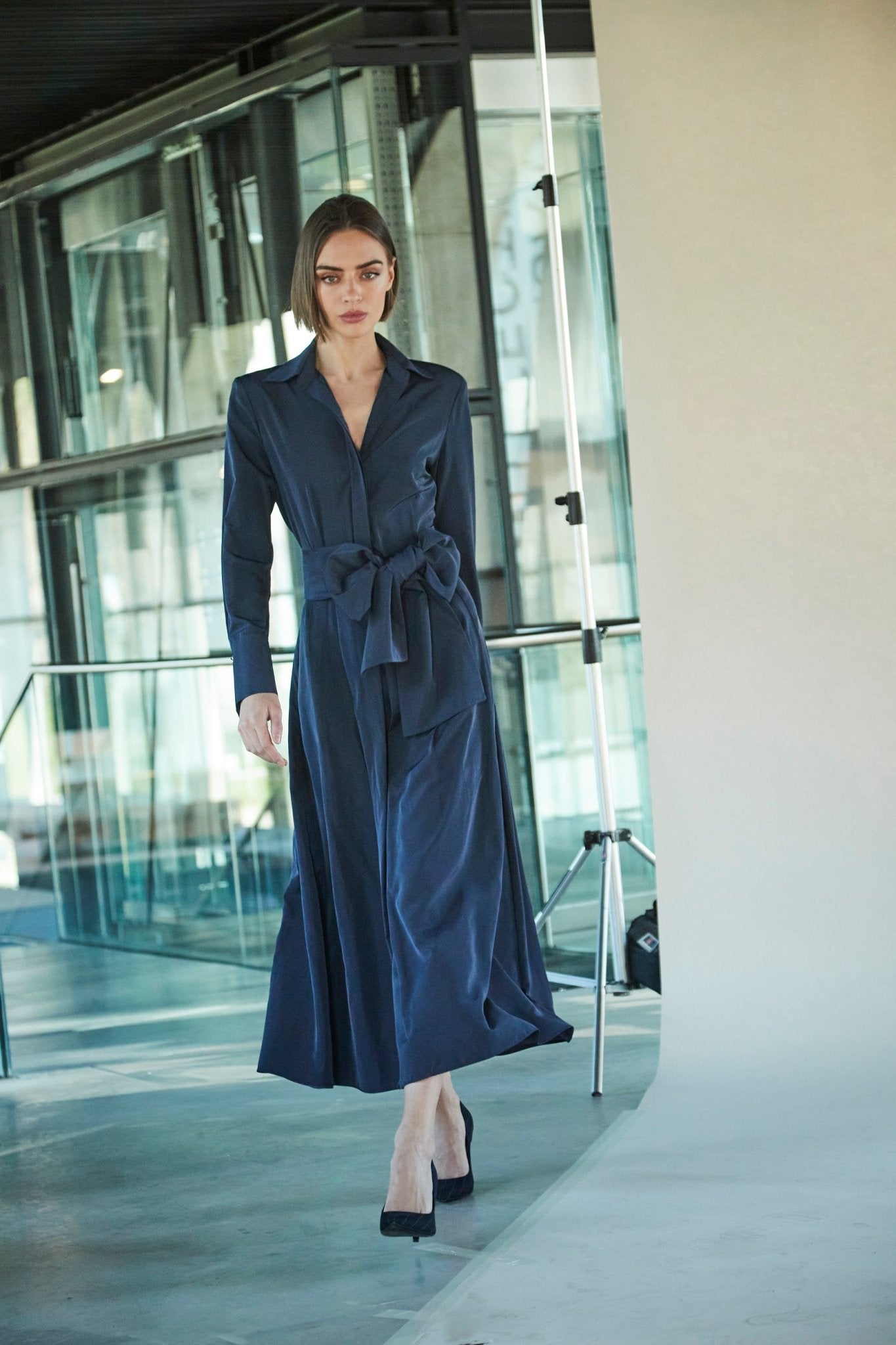 VESTIDO LISO CINTURON MARINO CORNELIA - THE EXTREME COLLECTION