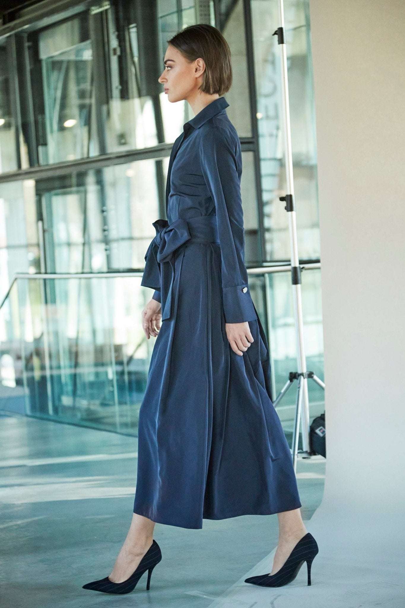 VESTIDO LISO CINTURON MARINO CORNELIA - THE EXTREME COLLECTION