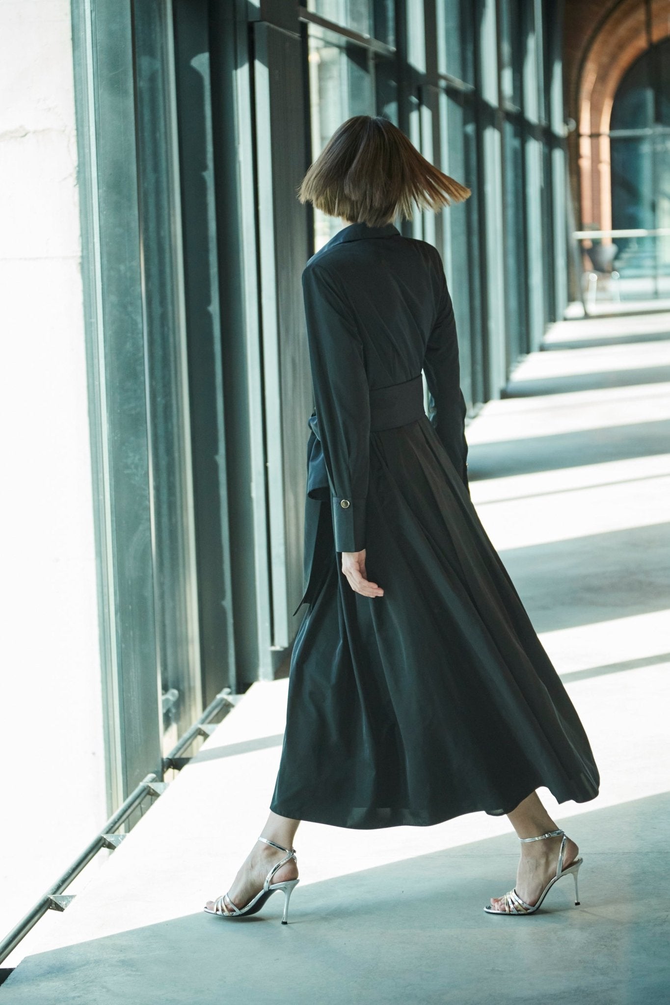 VESTIDO LISO CINTURÓN NEGRO CORNELIA - THE EXTREME COLLECTION