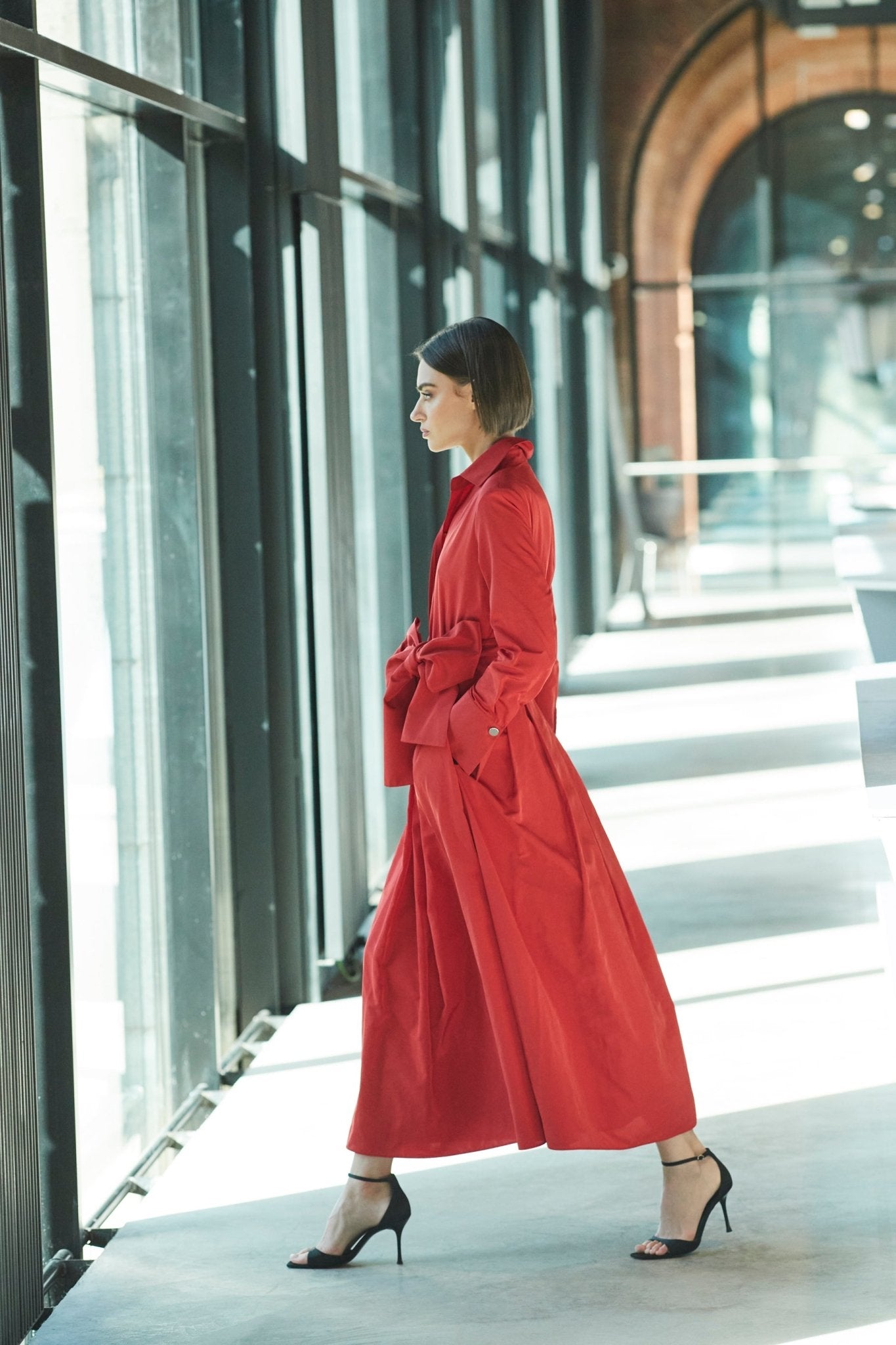 VESTIDO LISO CINTURON ROJO CORNELIA - THE EXTREME COLLECTION
