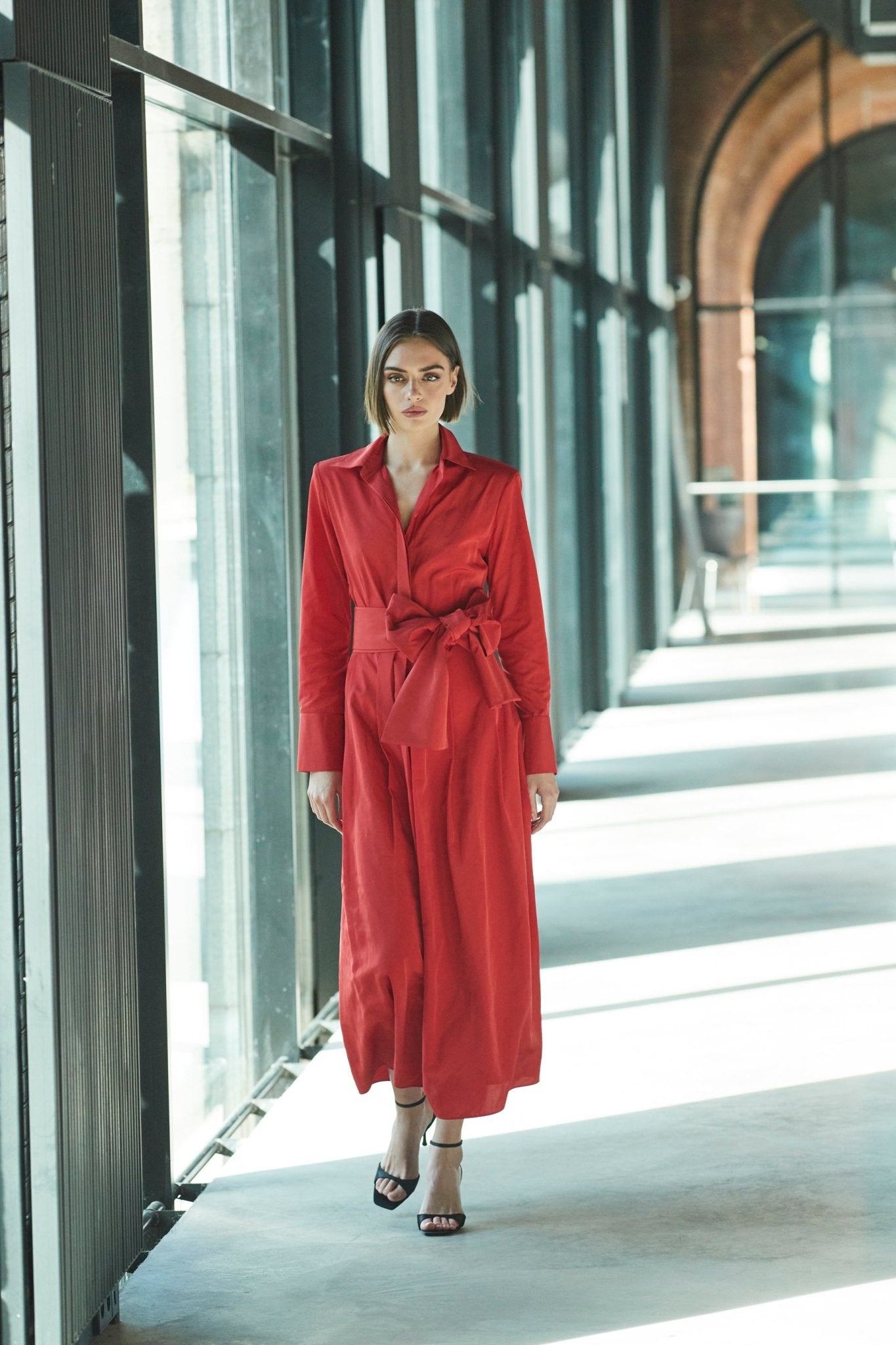 VESTIDO LISO CINTURON ROJO CORNELIA - THE EXTREME COLLECTION