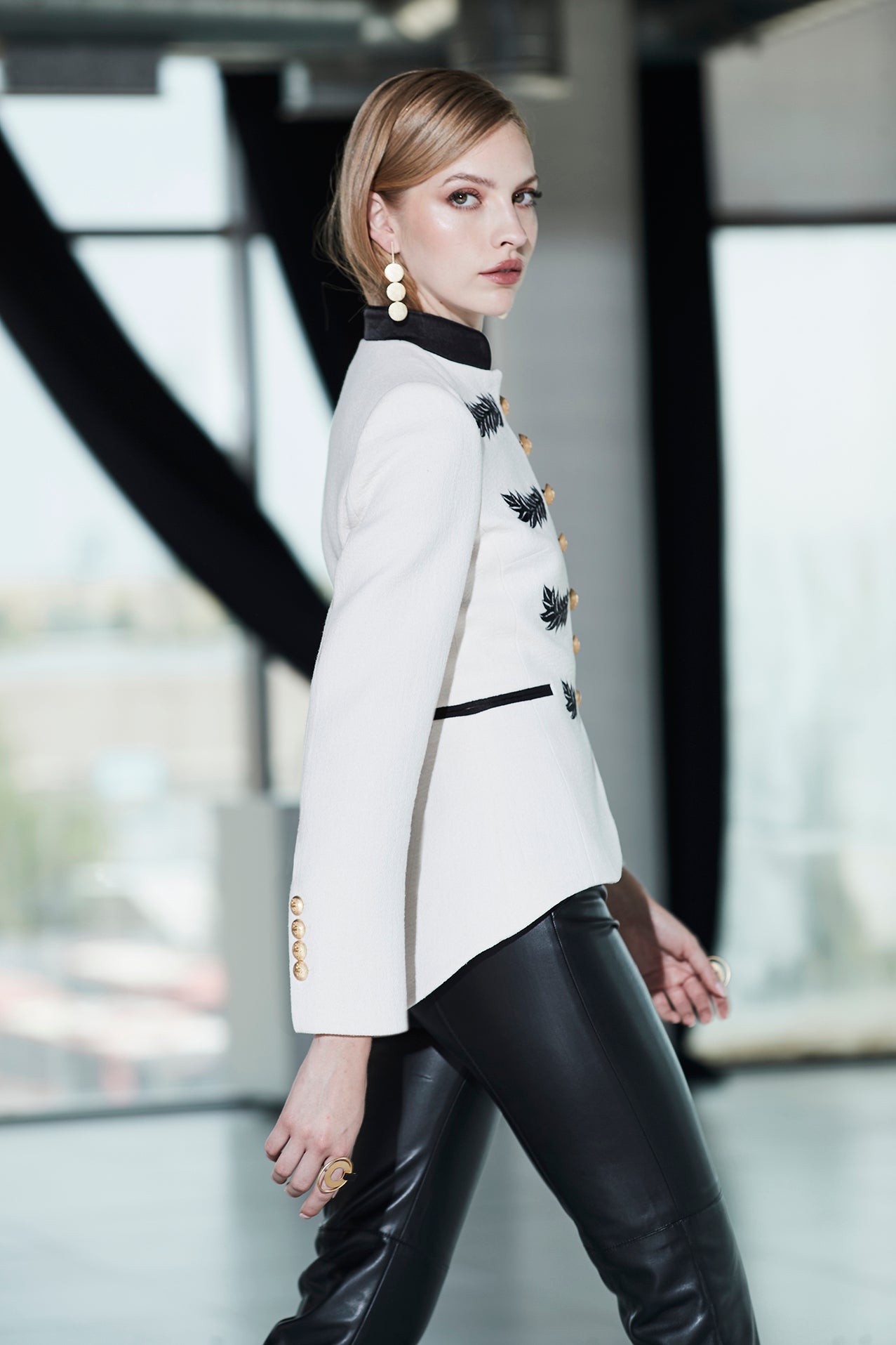 BLAZER BORDADA MARFIL RENATA LOVE