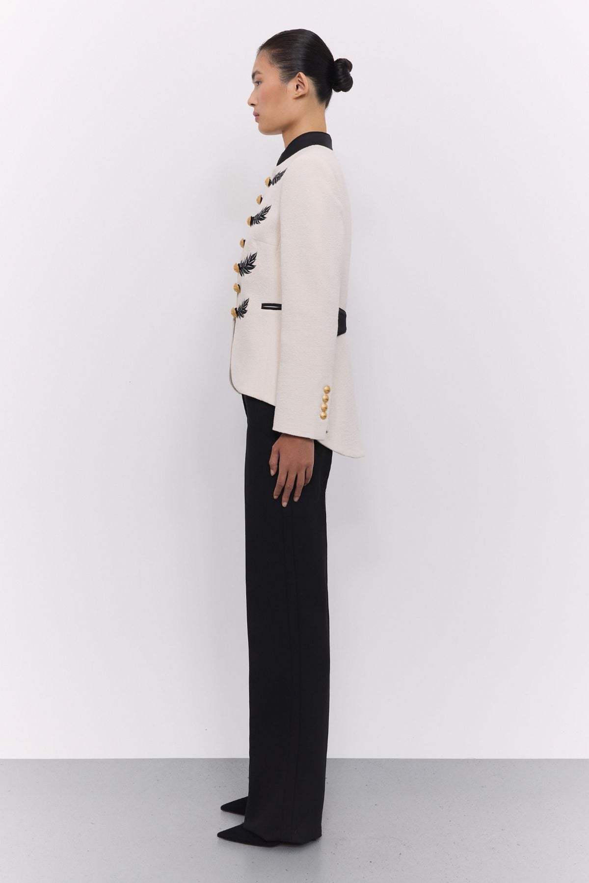 Blazer bordada blanco roto Renata Love - Edición Limitada