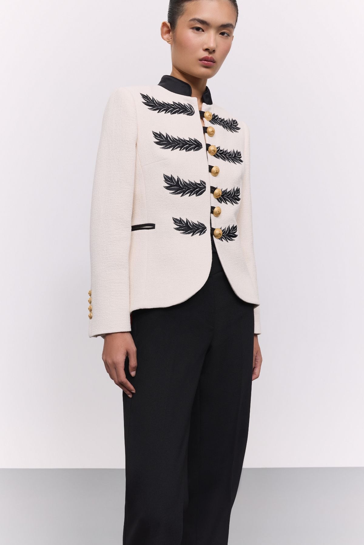 Blazer bordada blanco roto Renata Love - Edición Limitada