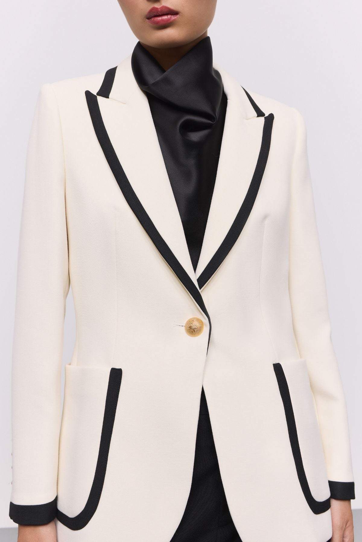 Blazer blanco con ribetes en contraste Laurent - Edición Limitada
