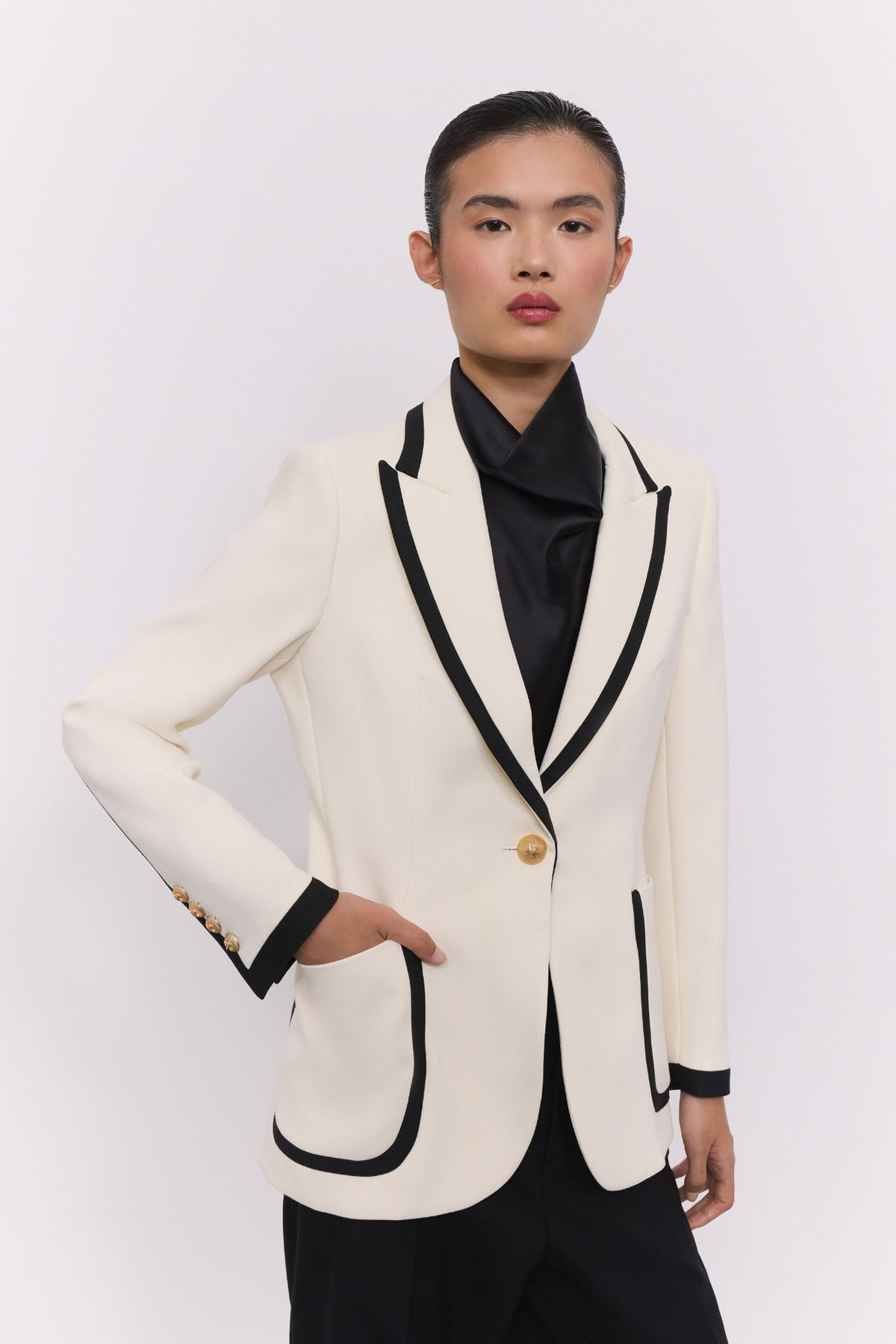 Blazer blanco con ribetes en contraste Laurent - Edición Limitada