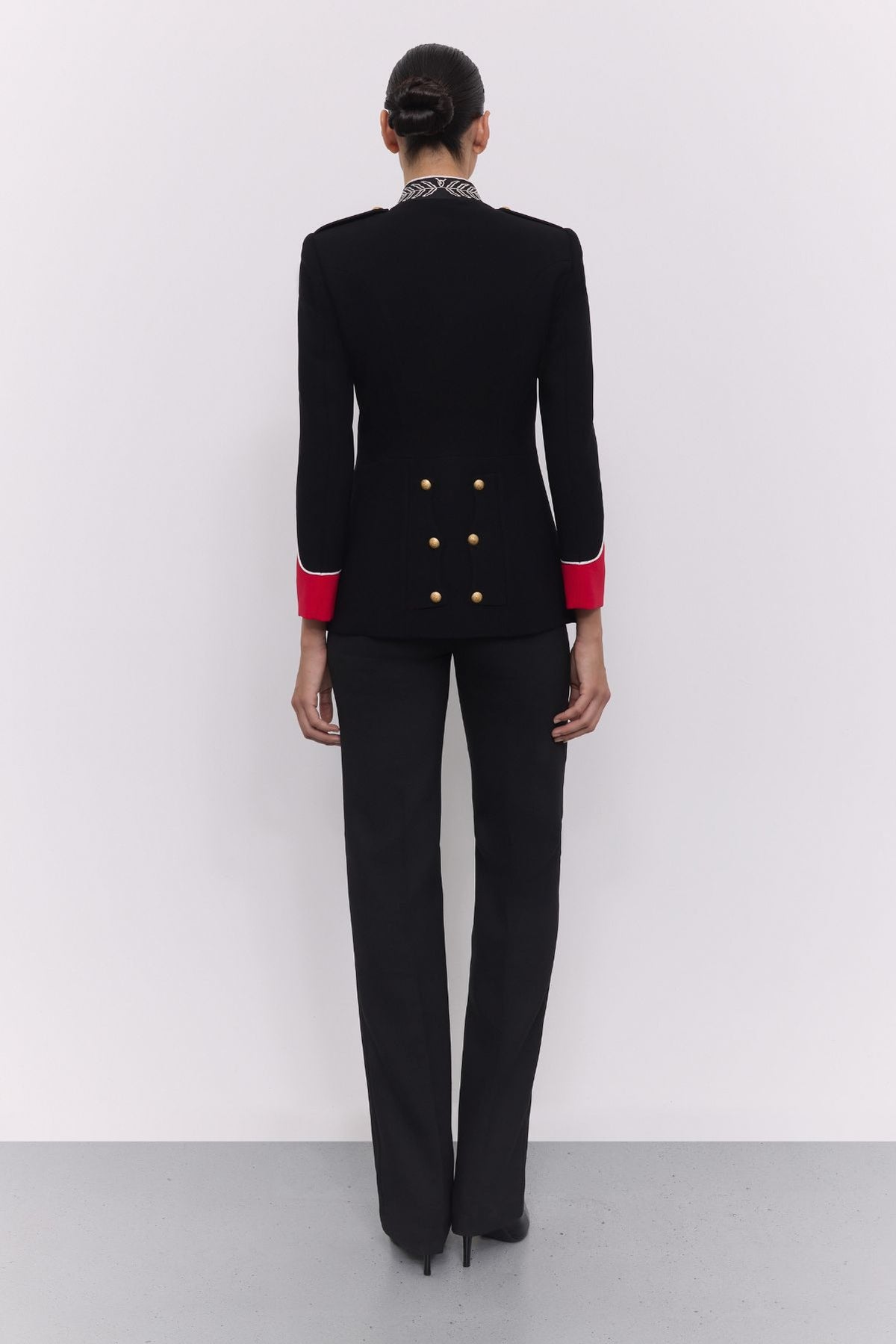 Blazer negra de estilo militar Dominique - Edición Limitada