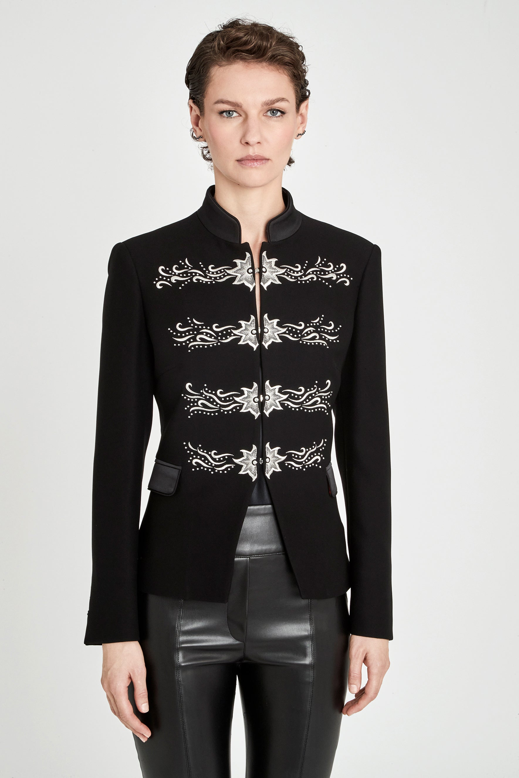 BLAZER AZABACHE BORDADO PLATA FIORELLA