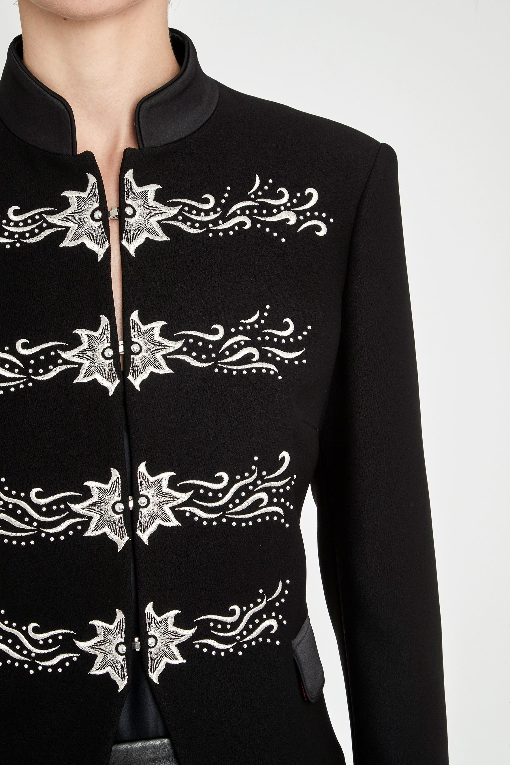 BLAZER AZABACHE BORDADO PLATA FIORELLA