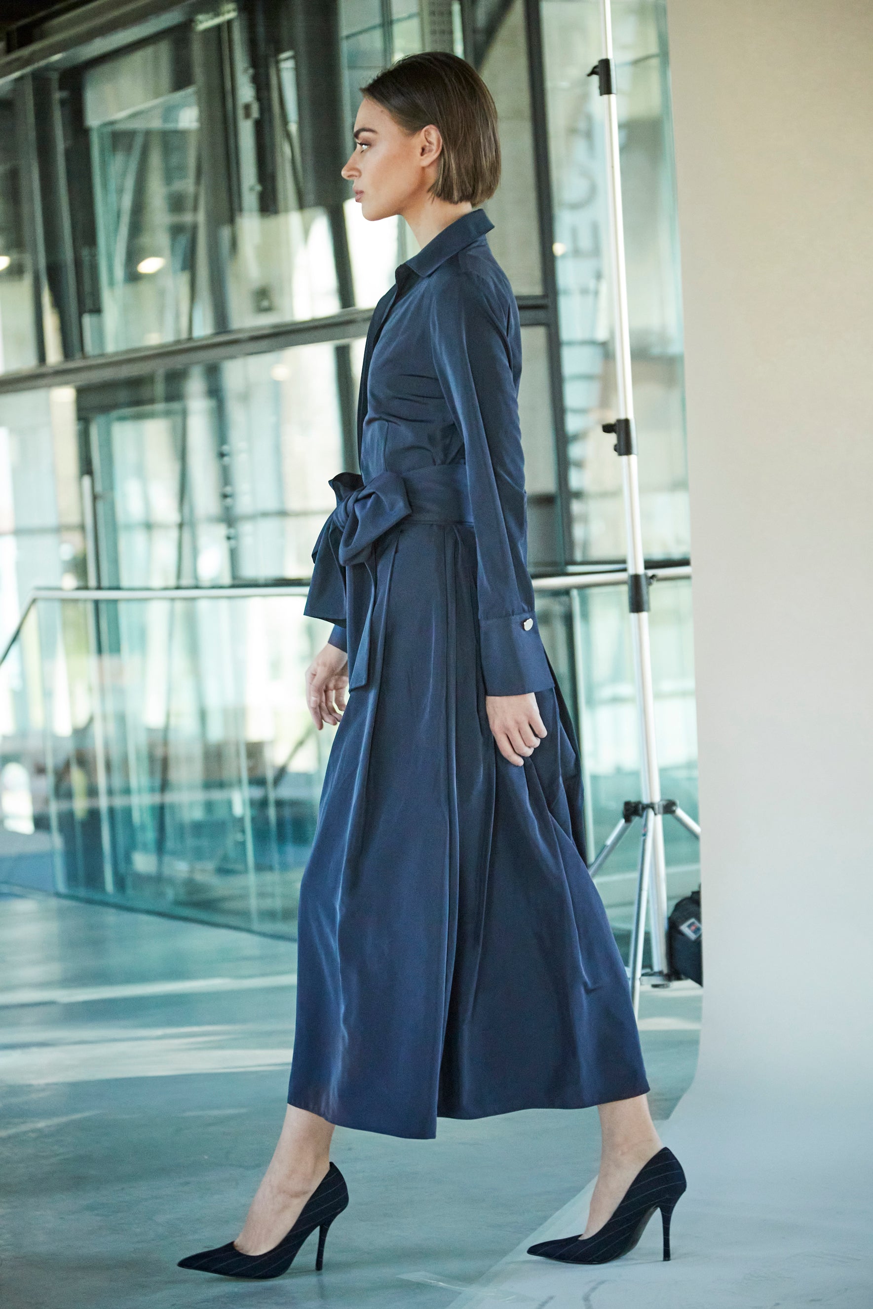 VESTIDO LISO CINTURON MARINO CORNELIA