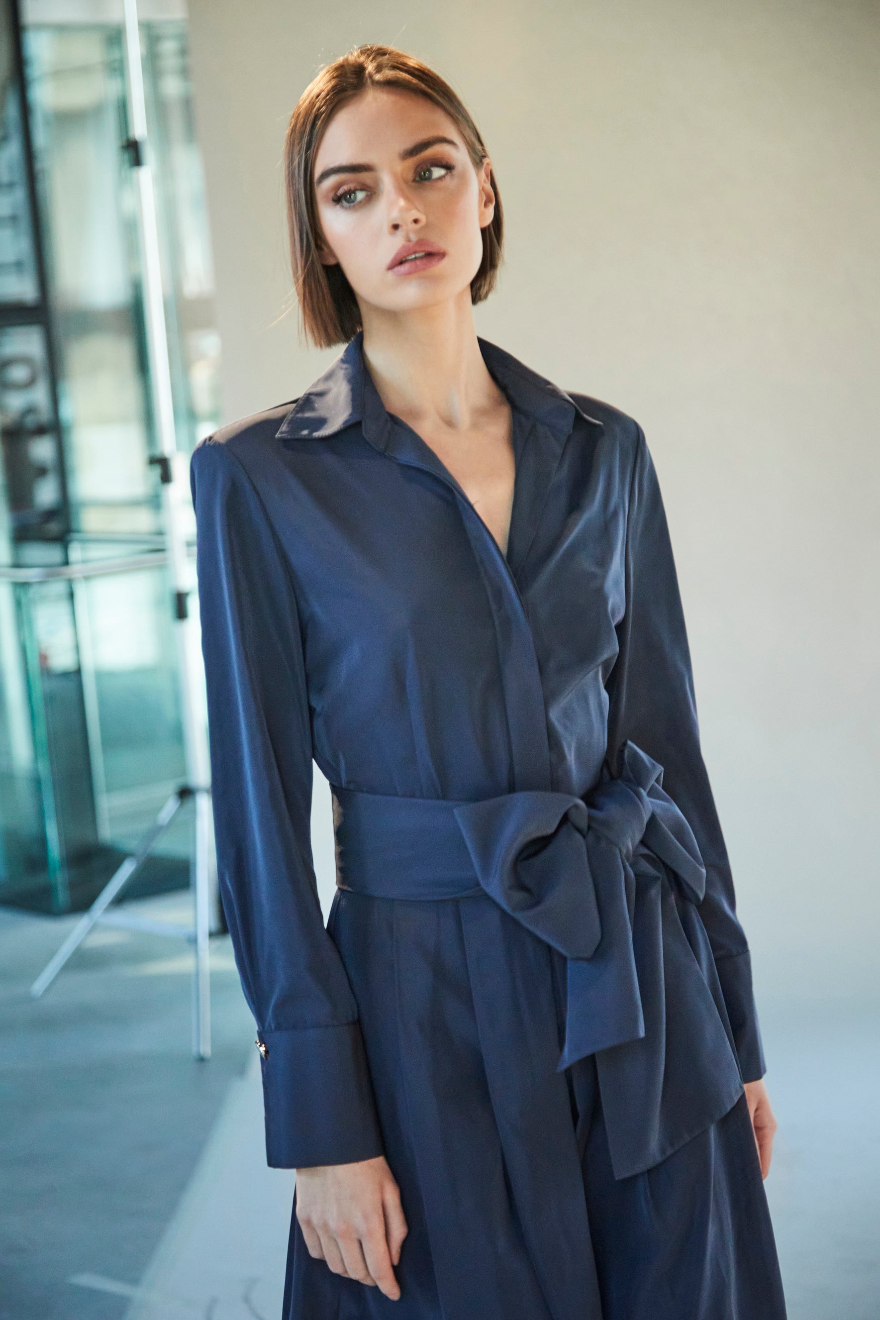 VESTIDO LISO CINTURON MARINO CORNELIA