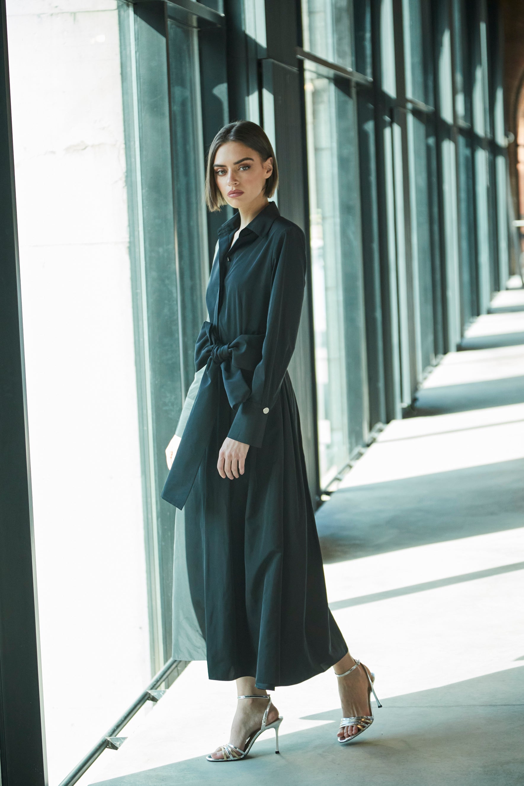 VESTIDO LISO CINTURÓN NEGRO CORNELIA