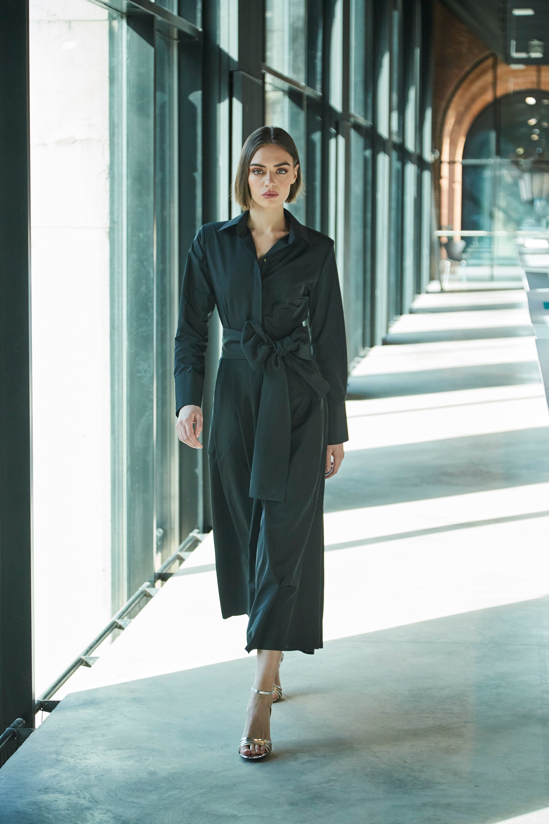 VESTIDO LISO CINTURÓN NEGRO CORNELIA