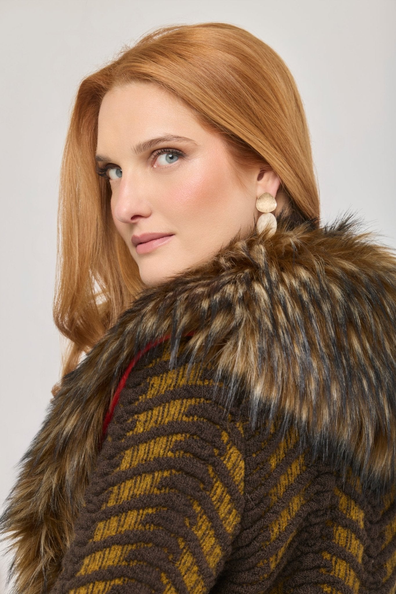 Abrigo corto de punto con pelo modelo Leonore, con base de tejido texturizado en tonos tierra y aplicaciones de pelo en cuello y puños.