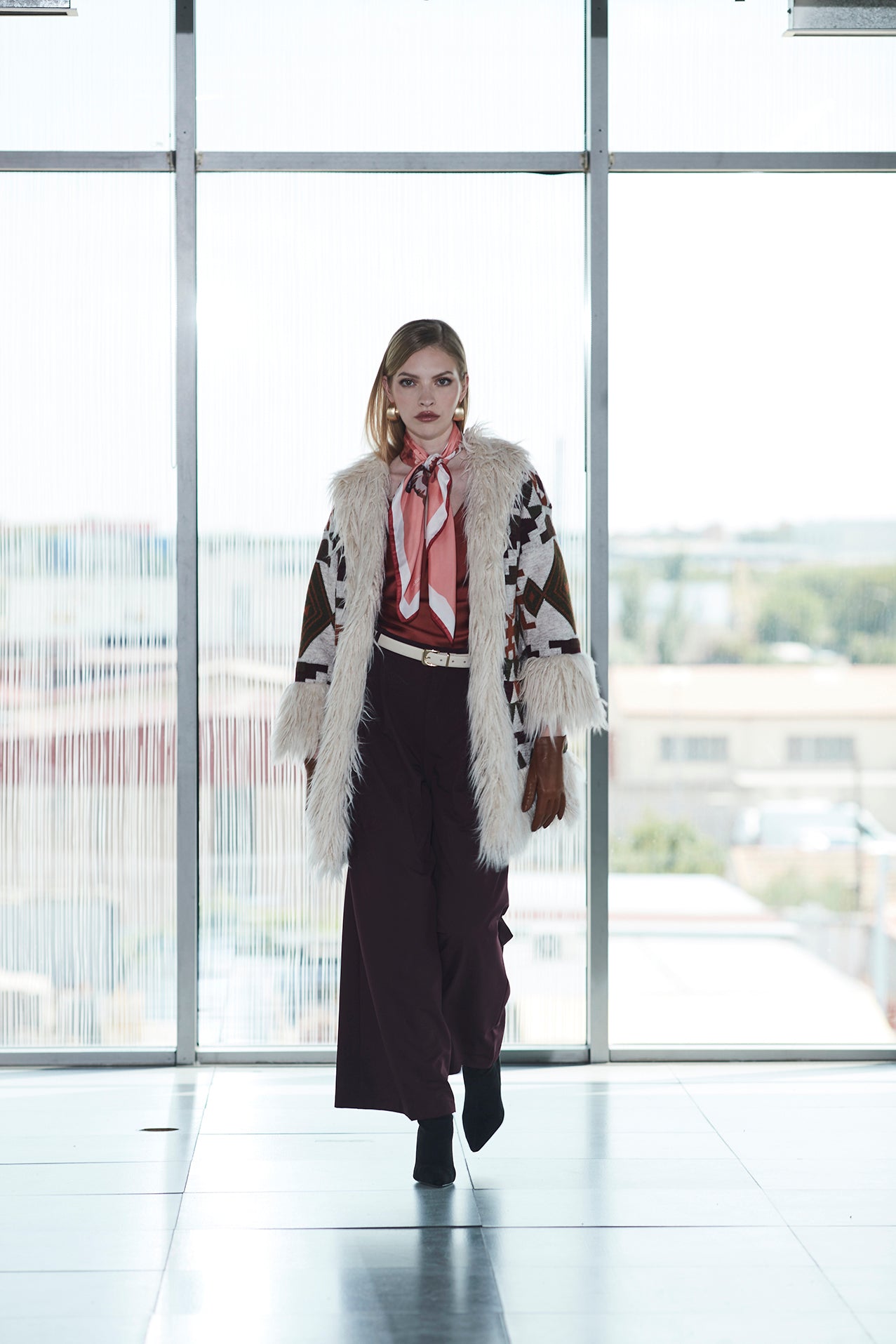 ABRIGO ETNICO BEIGE PELO RENEE - THE EXTREME COLLECTION