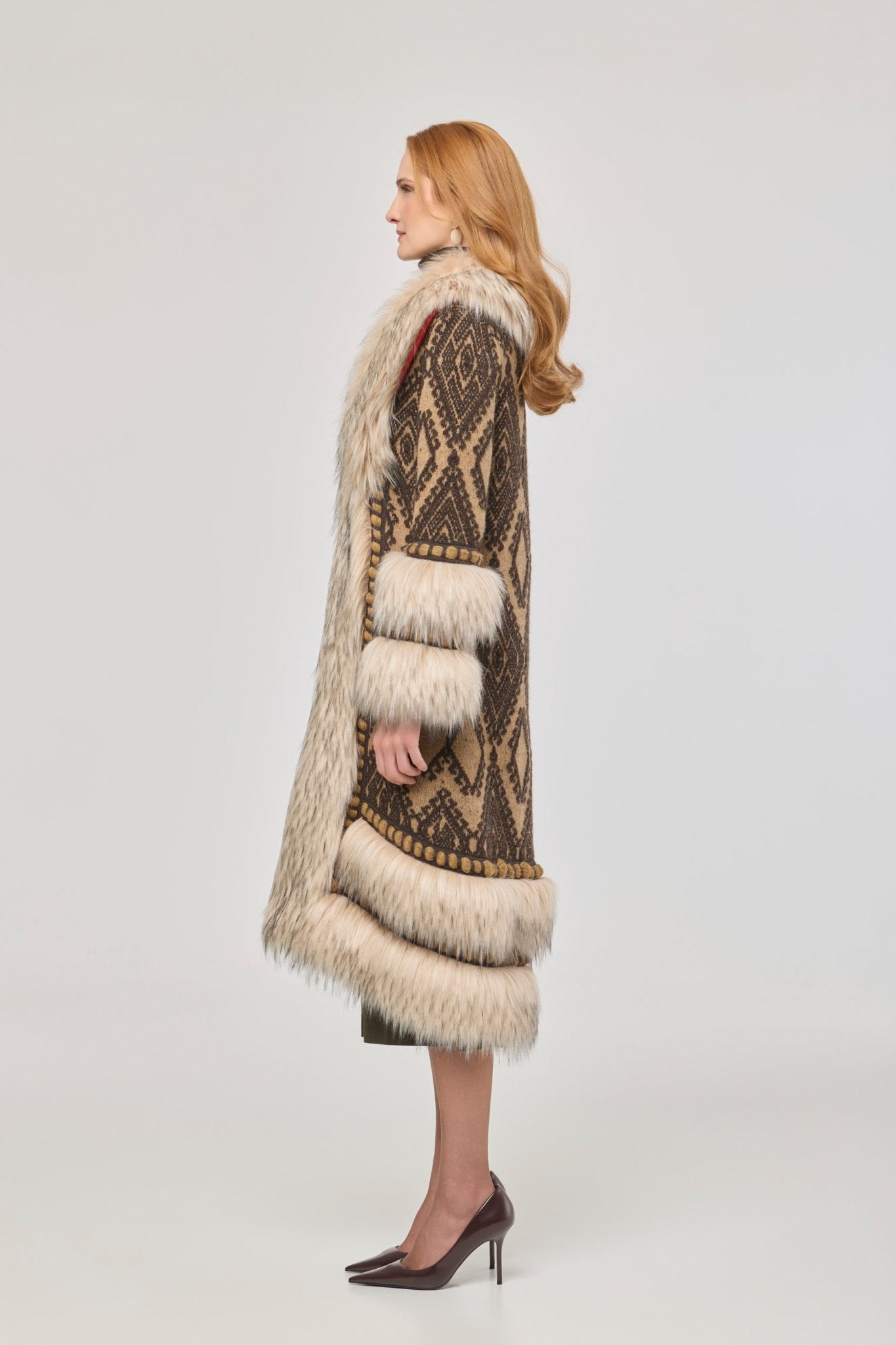 Abrigo largo de punto con pelo Kira, combinando una base de jacquard geométrico en tonos tierra con aplicaciones de pelo en cuello y puños.