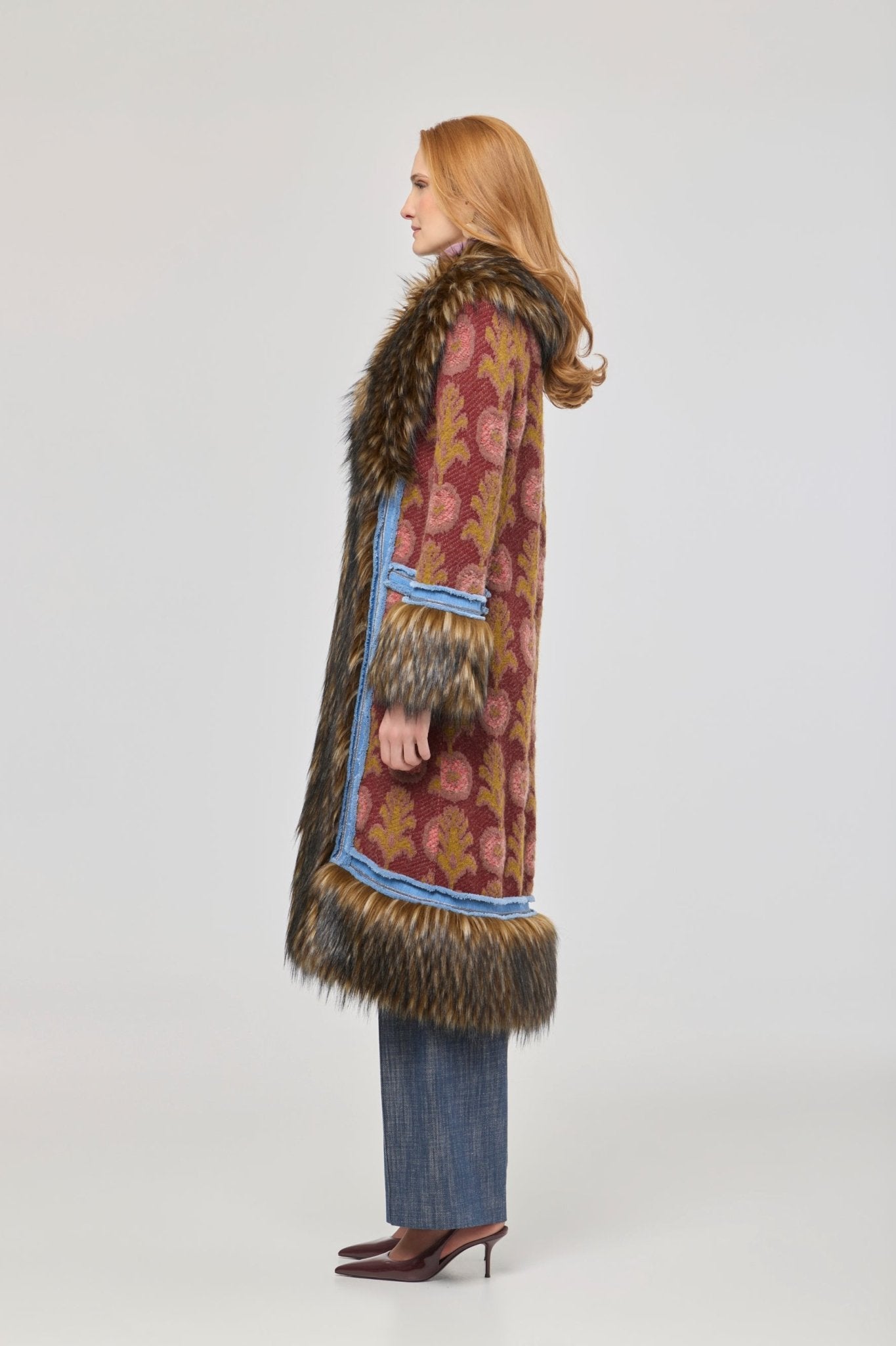 Abrigo largo de punto con pelo modelo Piper, con base de jacquard de motivos florales, ribetes azules en contraste y aplicaciones de pelo.
