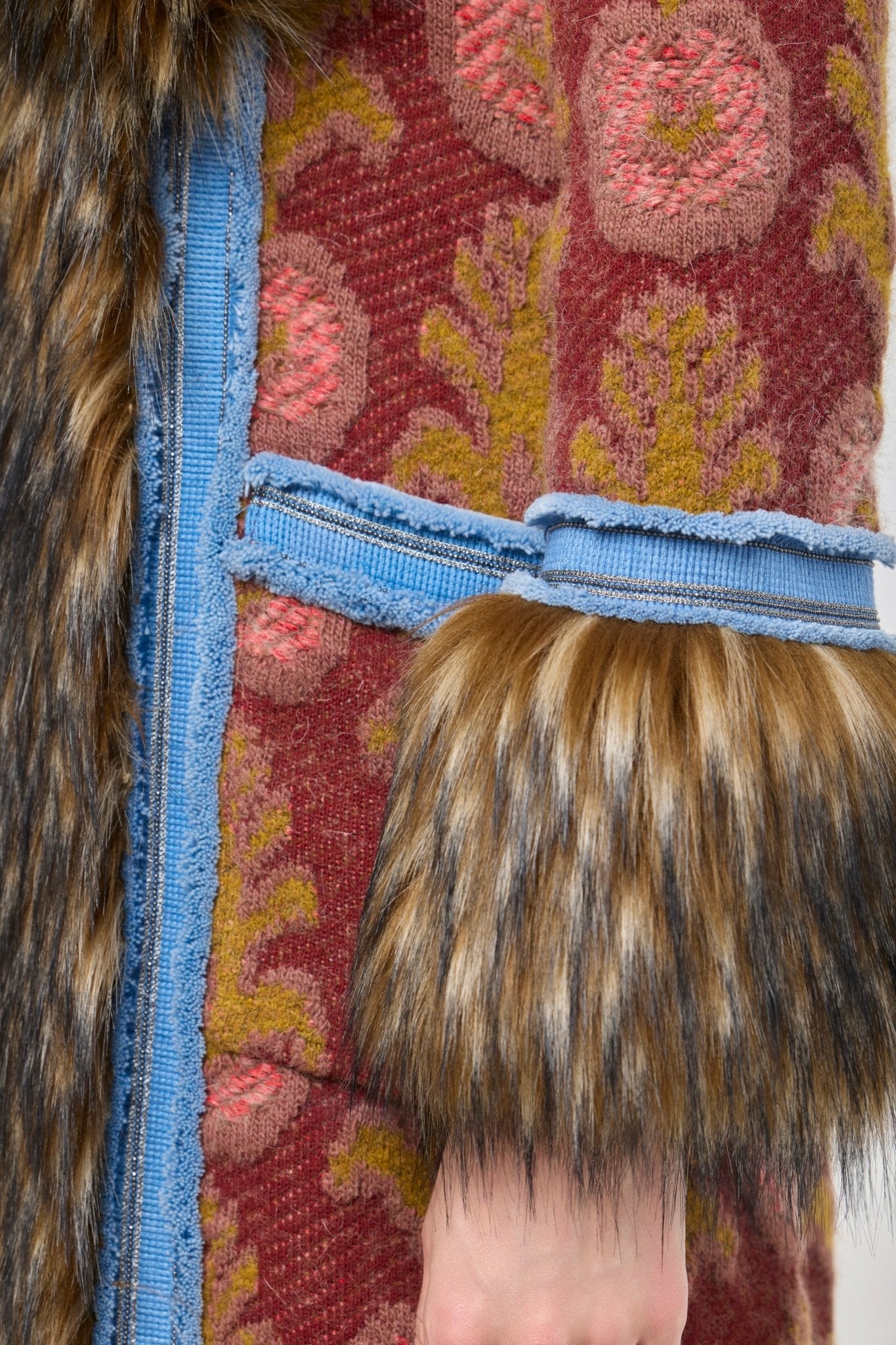 Abrigo largo de punto con pelo modelo Piper, con base de jacquard de motivos florales, ribetes azules en contraste y aplicaciones de pelo.