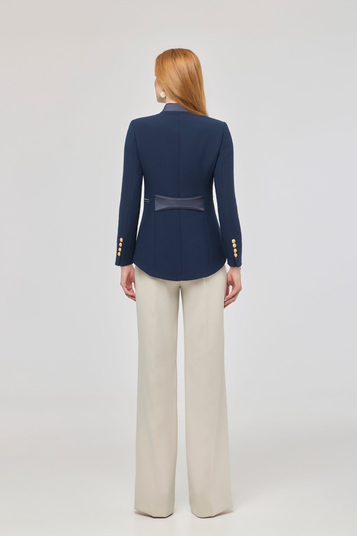 Blazer azul marino bordada Renata Love Gold de The Extreme Collection en color azul marino con detalles en hilo dorado.