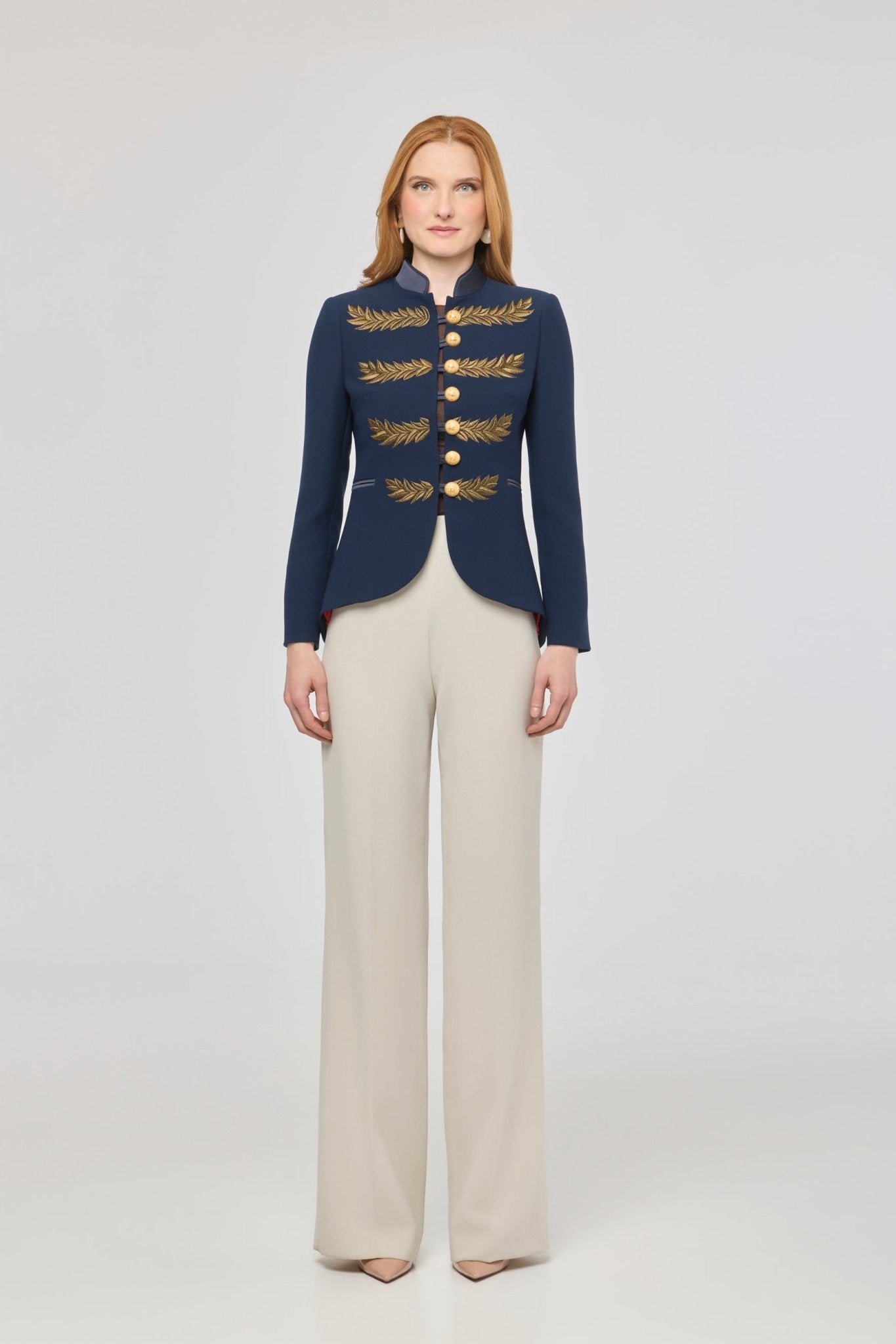 Blazer azul marino bordada Renata Love Gold de The Extreme Collection en color azul marino con detalles en hilo dorado.