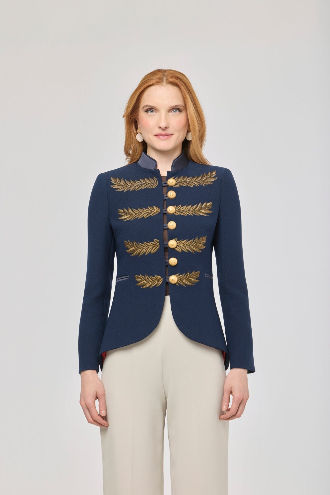 Blazer azul marino bordada Renata Love Gold de The Extreme Collection en color azul marino con detalles en hilo dorado.