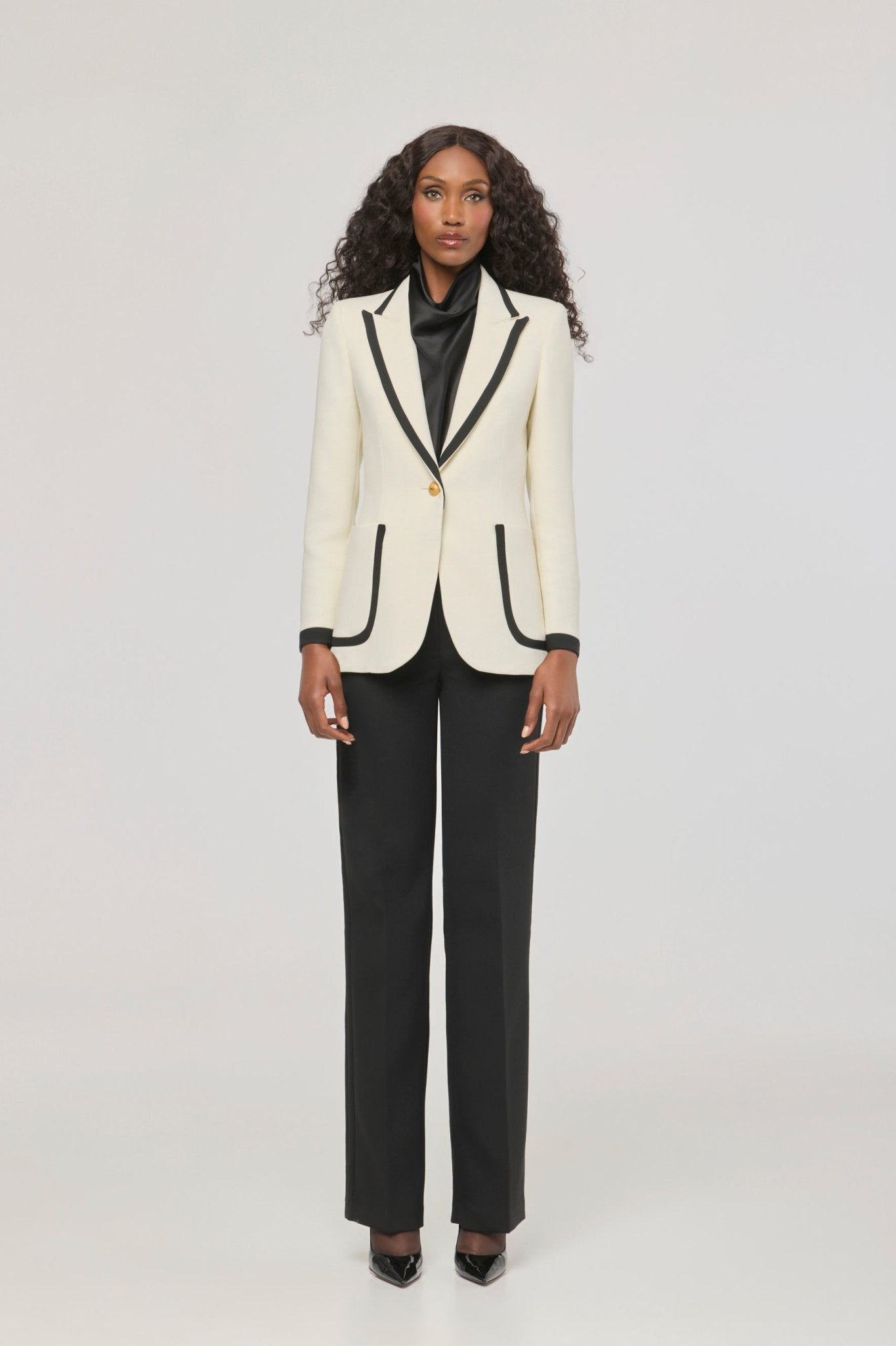 Blazer bicolor con ribete Laurent de The Extreme Collection en blanco con ribetes en negro.