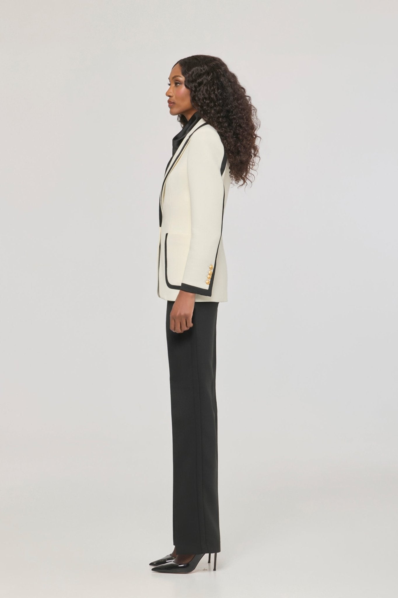 Blazer bicolor con ribete Laurent de The Extreme Collection en blanco con ribetes en negro.