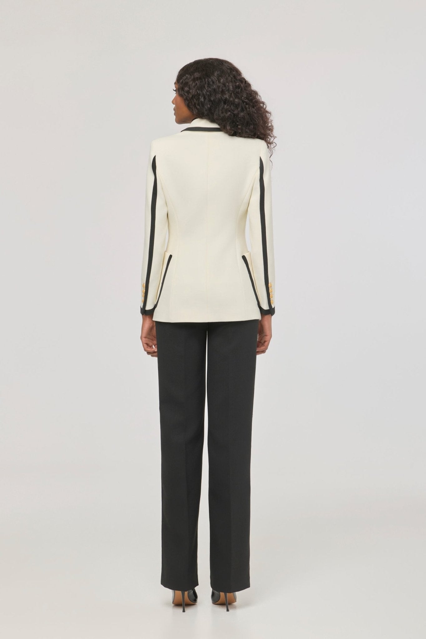 Blazer bicolor con ribete Laurent de The Extreme Collection en blanco con ribetes en negro.