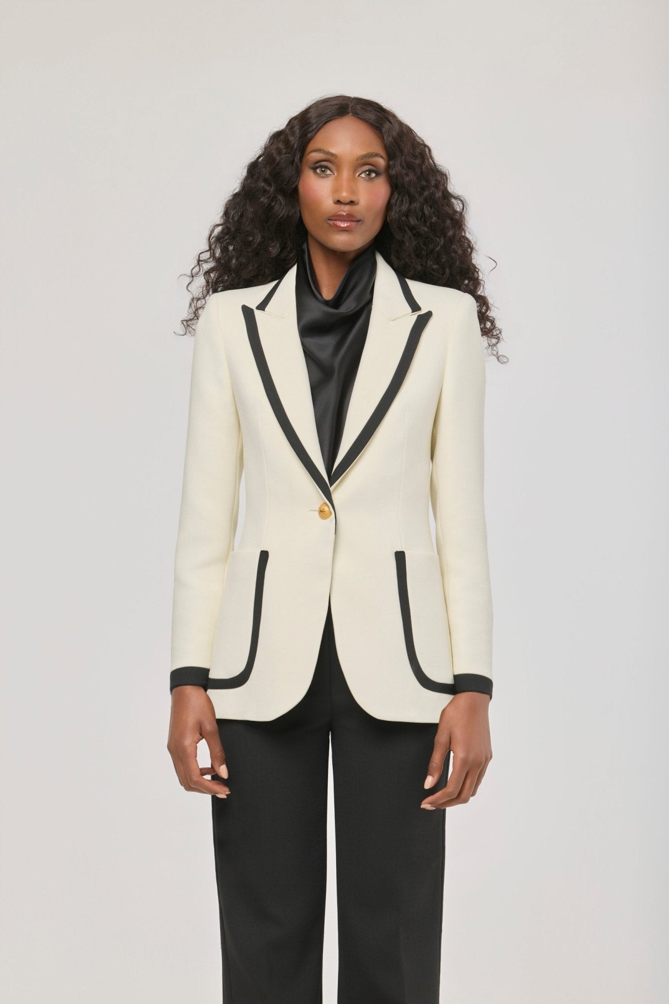 Blazer bicolor con ribete Laurent de The Extreme Collection en blanco con ribetes en negro.