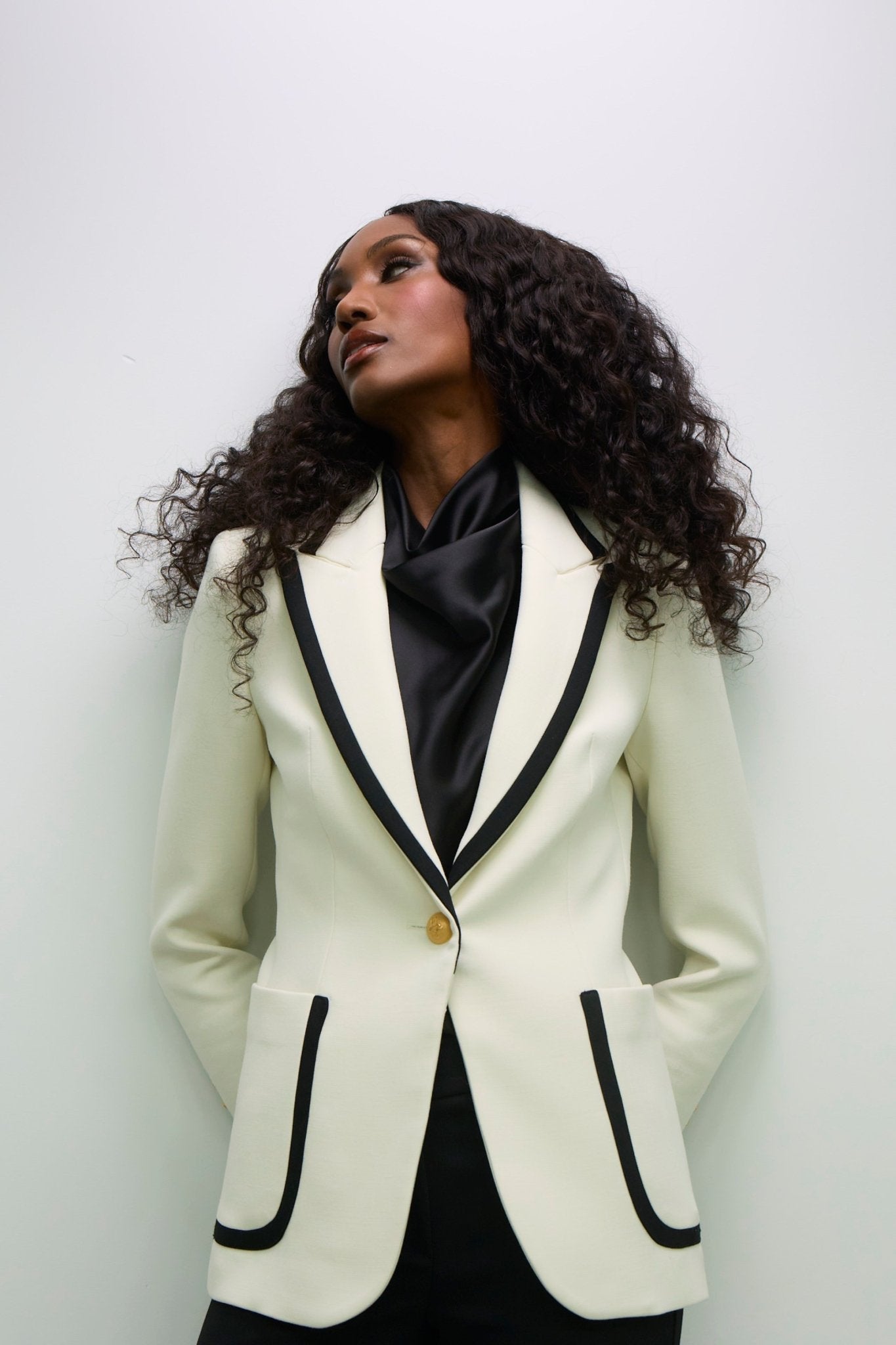 Blazer blanco con ribetes en contraste Laurent de The Extreme Collection en impecable blanco con vivos negros y sofisticados botones dorados.