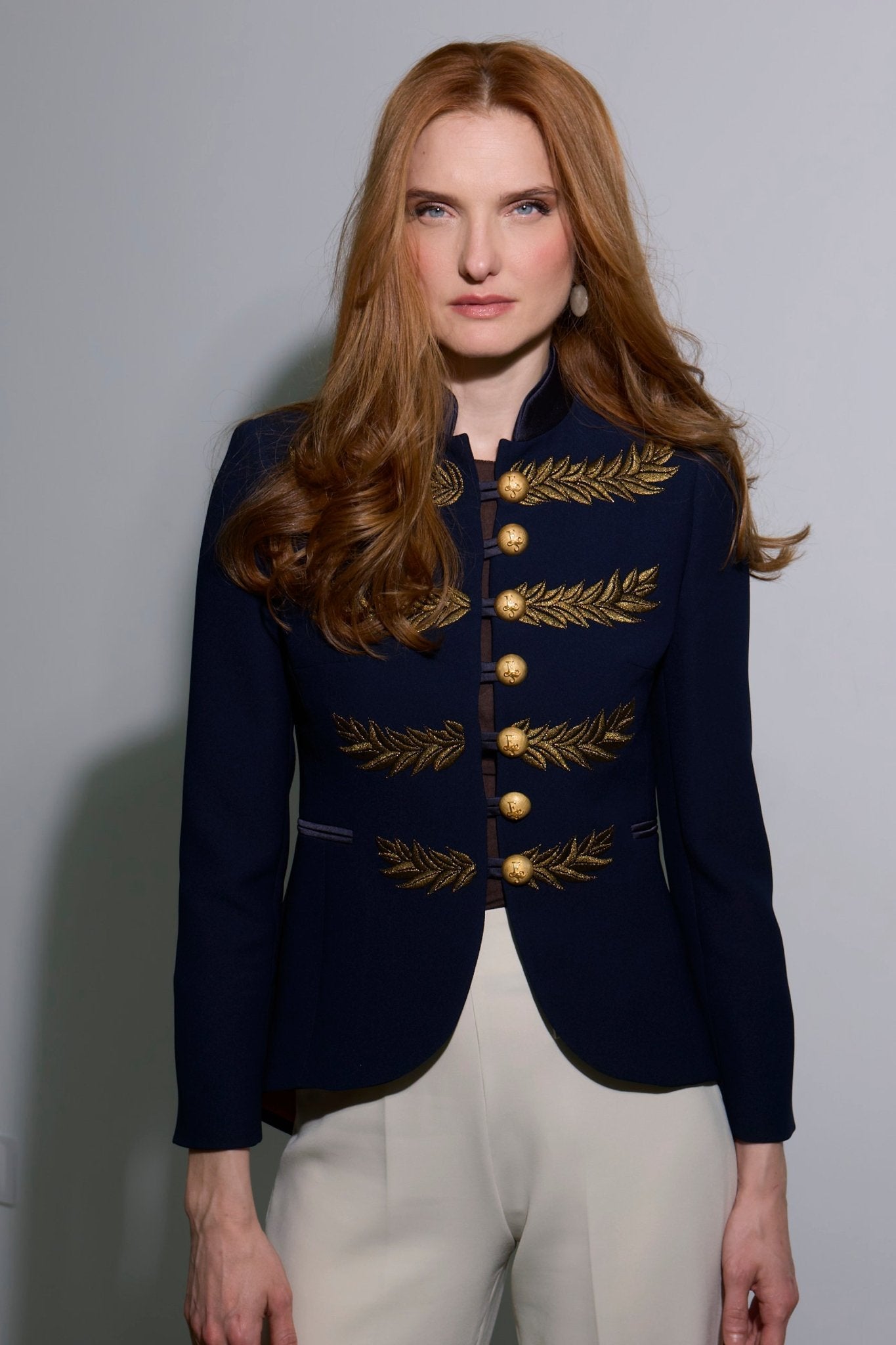 Blazer azul marino bordada Renata Love Gold de The Extreme Collection en color azul marino con detalles en hilo dorado.
