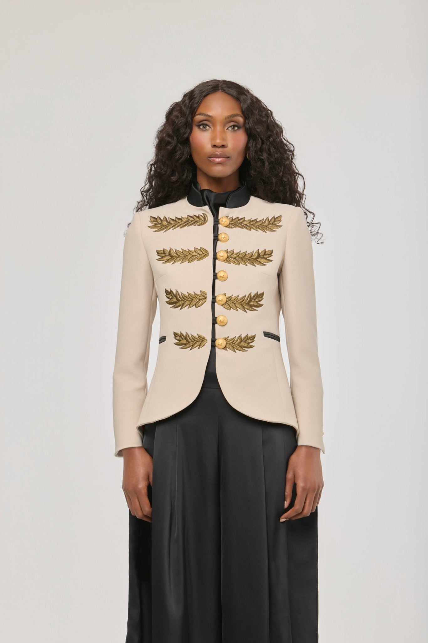 Blazer bordada beige Renata Love Gold de The Extreme Collection con detalles en hilo dorado y con cuello y bolsillos en satén negro