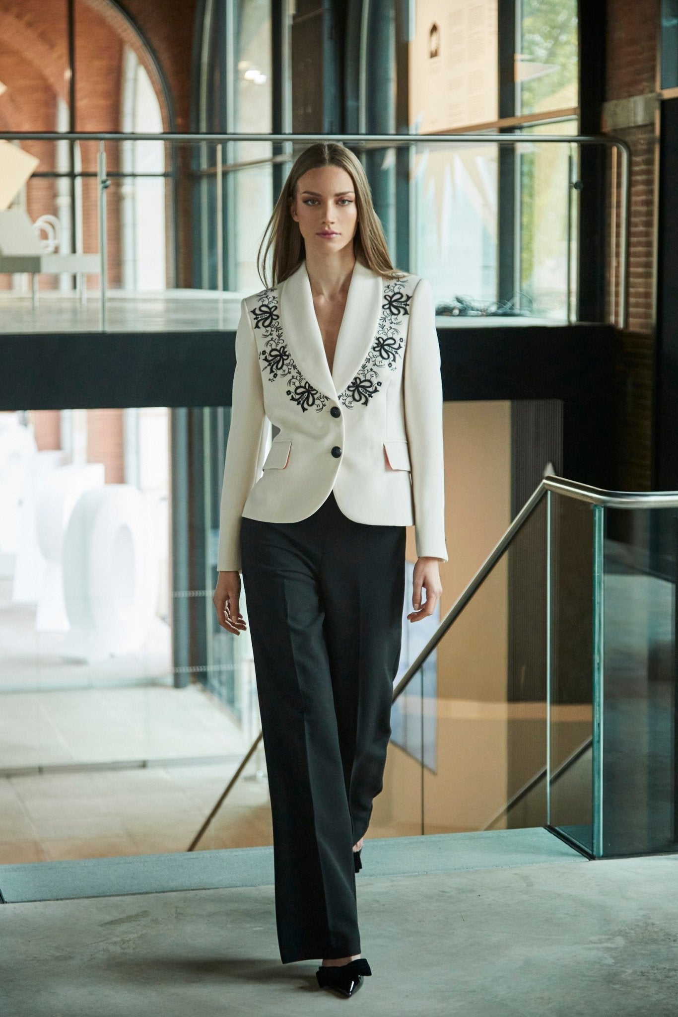 BLAZER BORDADA BLANCA OLIVIA - THE EXTREME COLLECTION