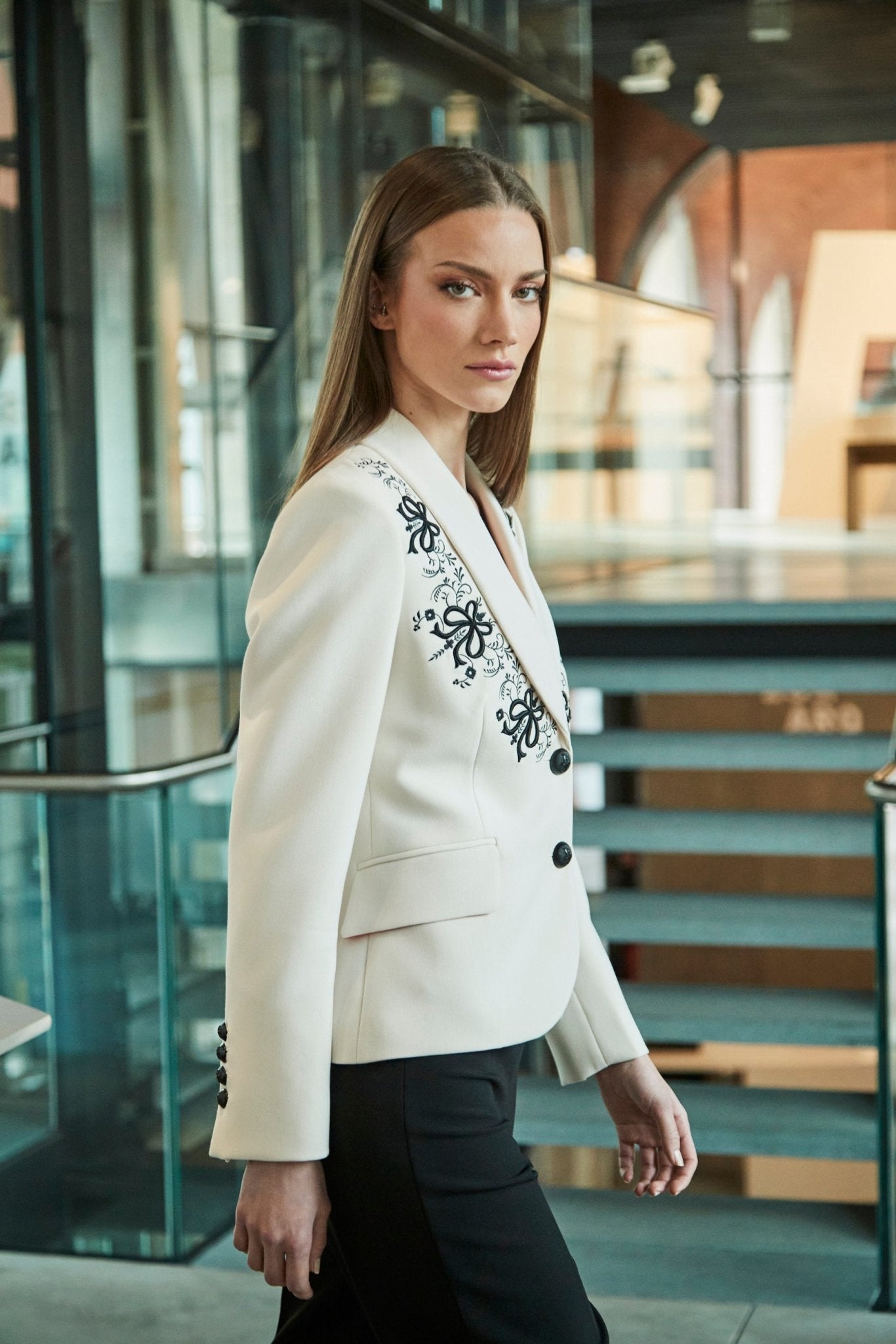 BLAZER BORDADA BLANCA OLIVIA - THE EXTREME COLLECTION