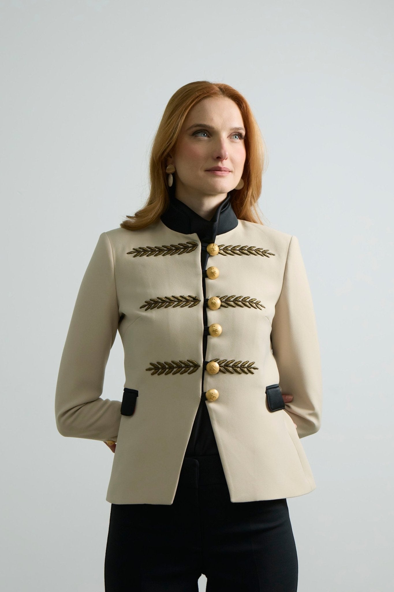Blazer corta bordada beige Renata Gold - Edición Limitada - THE EXTREME COLLECTION