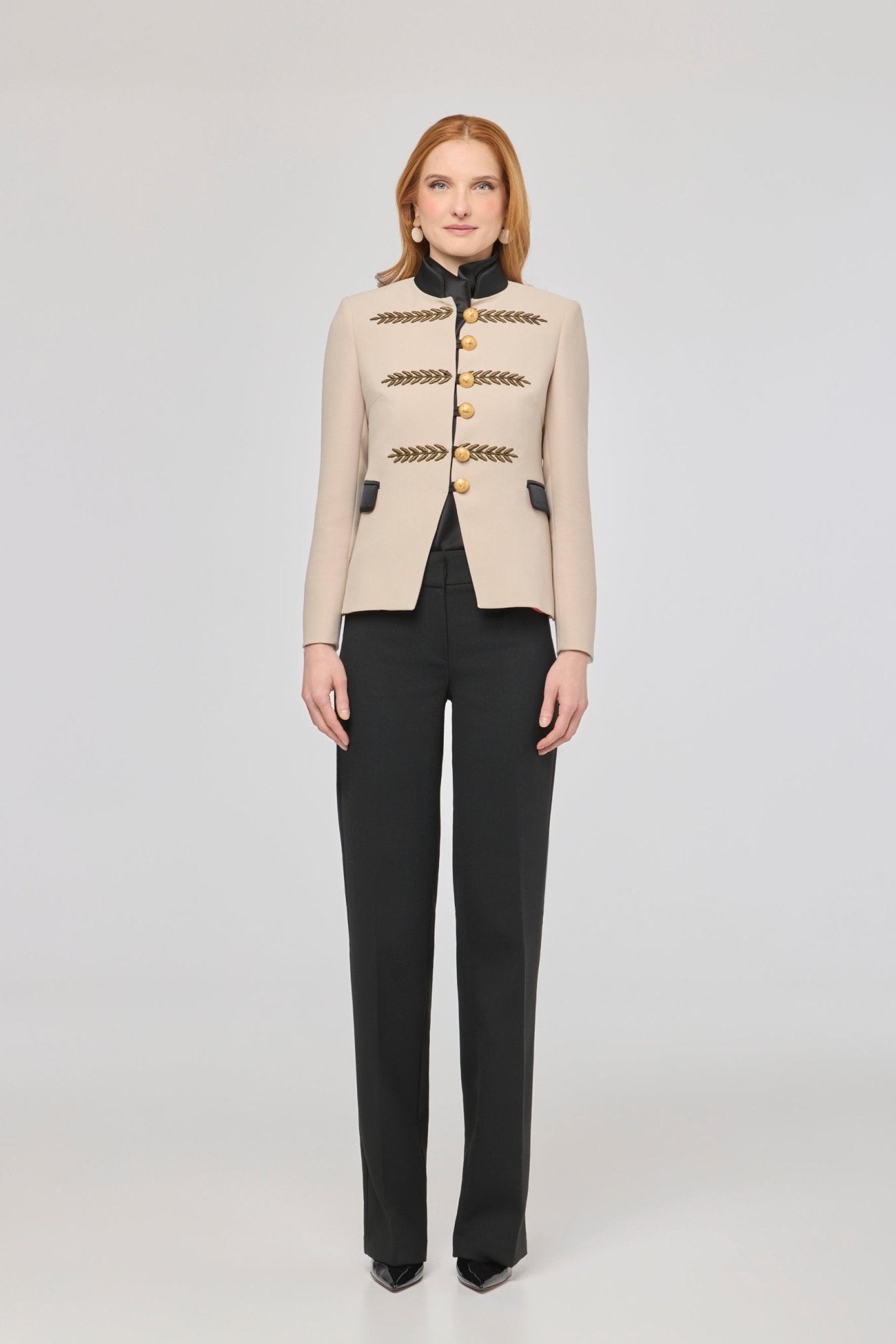 Blazer corta bordada beige Renata Gold de The Extreme Collection en color beige con bordados en hilo dorado.
