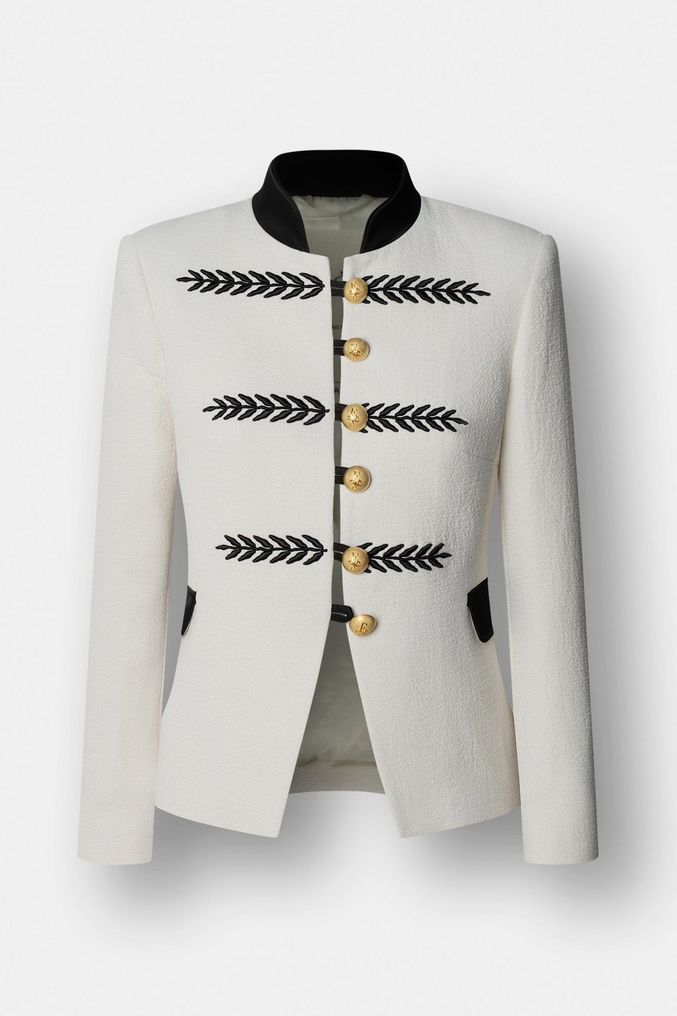 Blazer corta entallada bordada Renata 01 de The Extreme Collection en color crudo con detalles bordados en contraste y botones dorados.