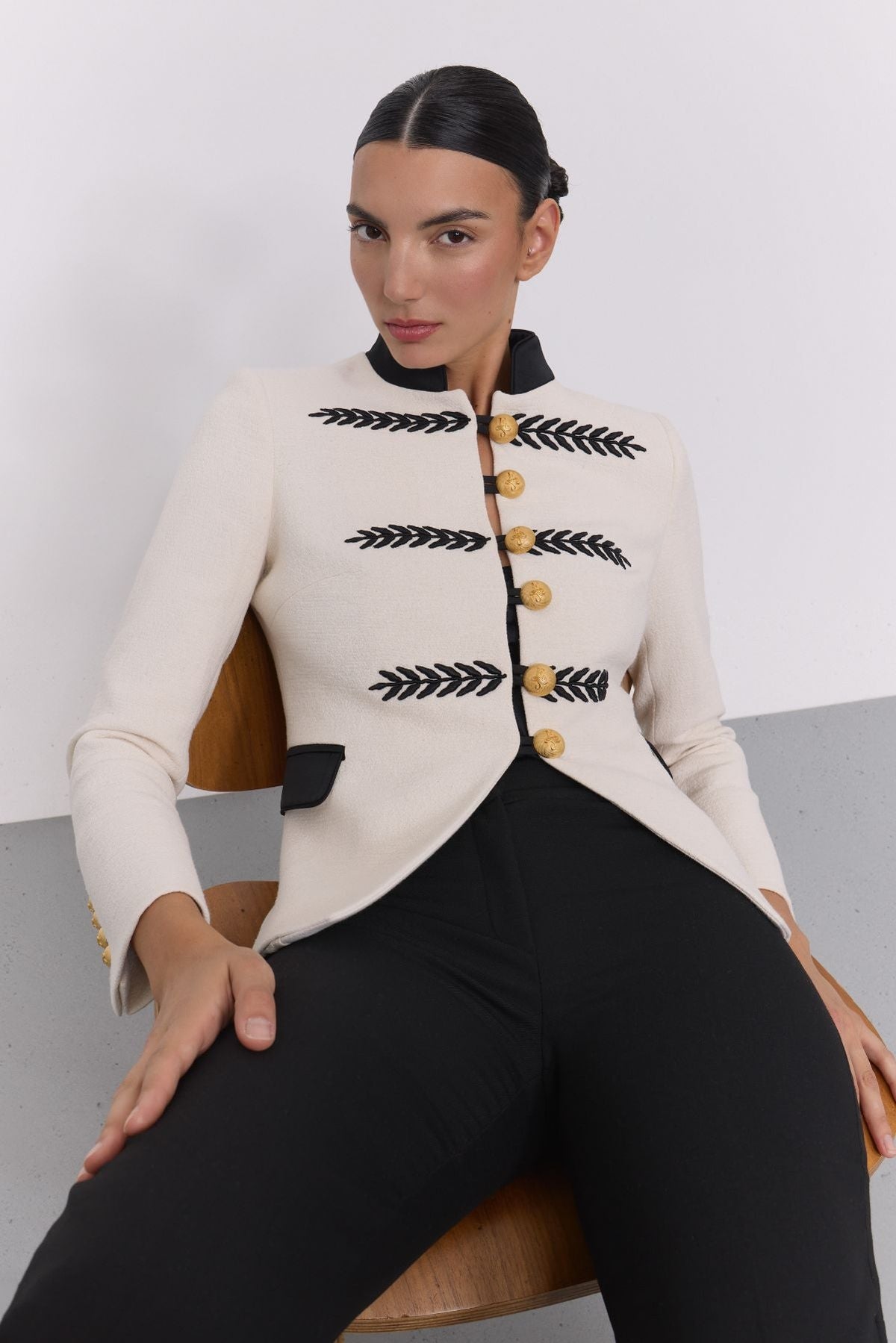 Blazer corta entallada bordada Renata 01 - Edición Limitada - THE EXTREME COLLECTION