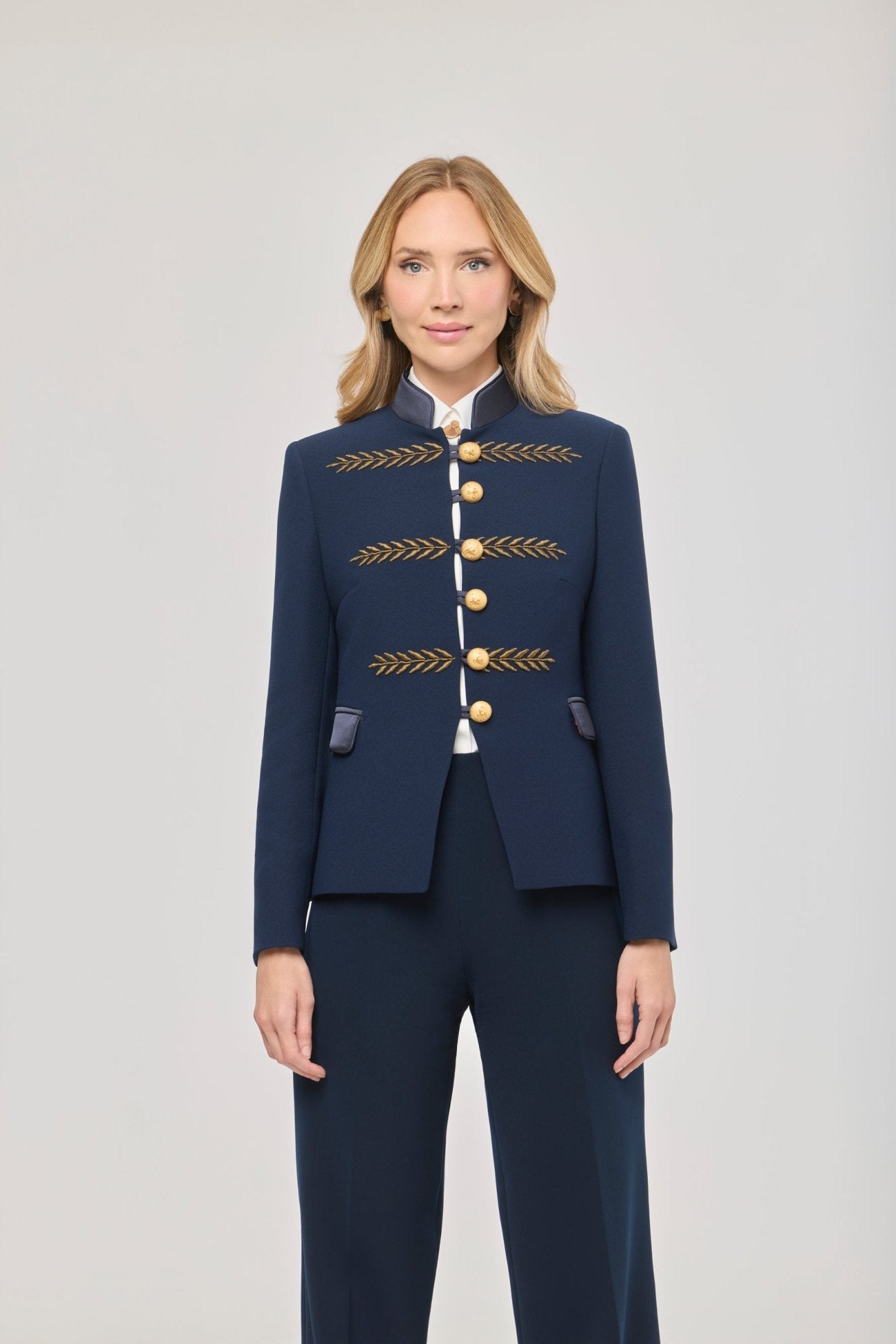 Blazer corta marino bordada Renata Gold de The Extreme Collection en color azul marino con bordados en hilo dorado.