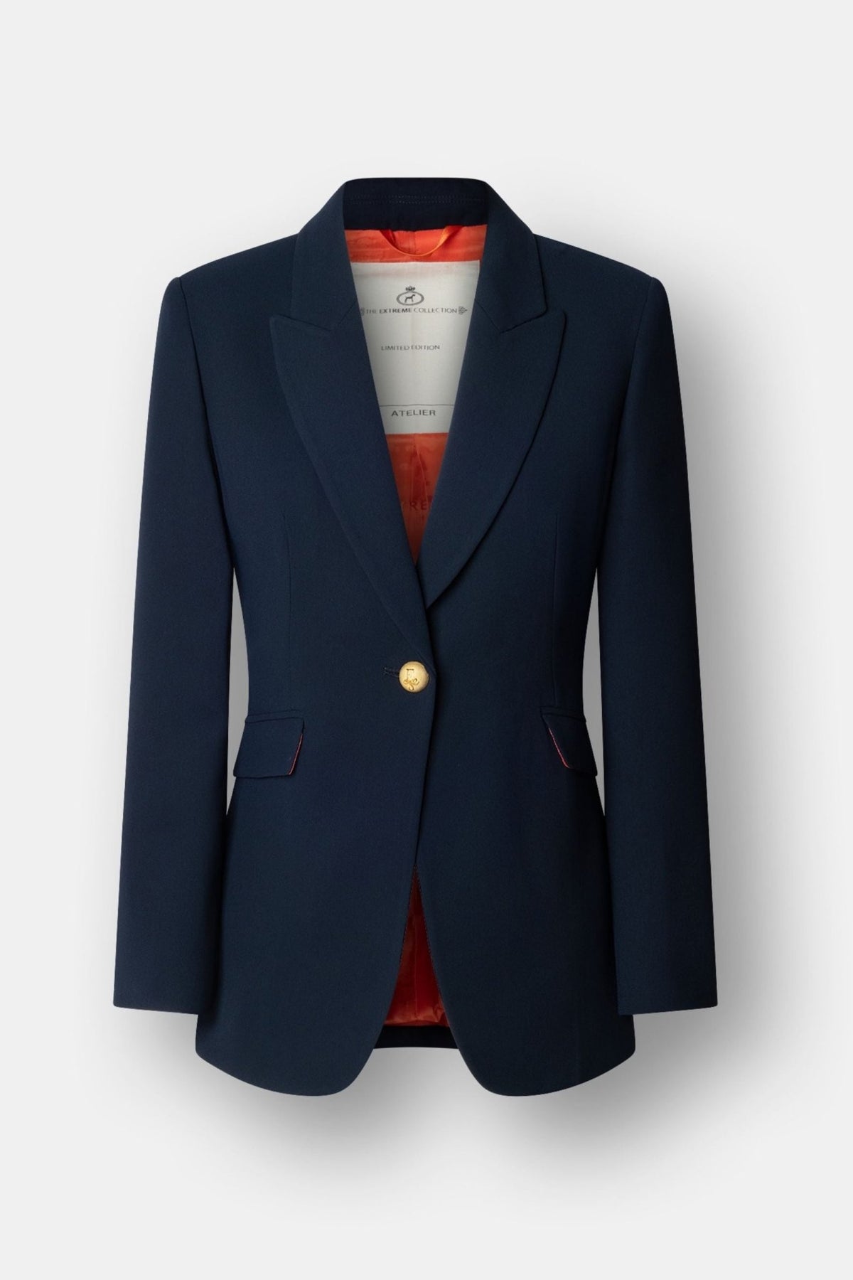 Blazer entallada marino Paris en super crepé azul marino con solapa de pico, botón dorado central.