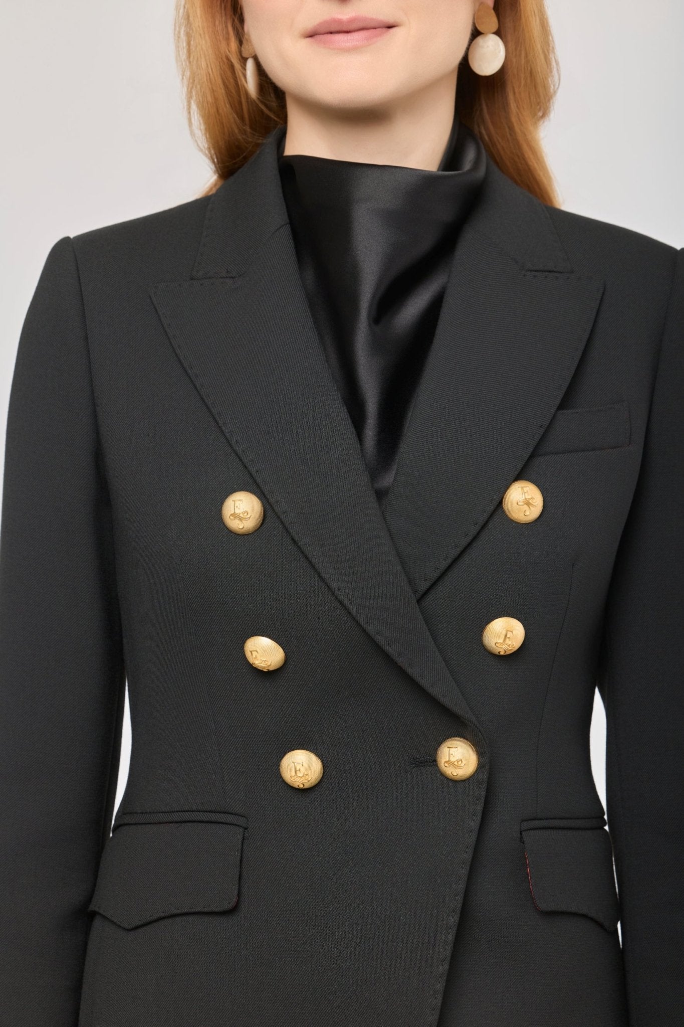 Blazer cruzada negra dedoble abotonadura Garcia Vintage 02 de The Extreme Collection con detalle de picado en solapa y bolsillos.