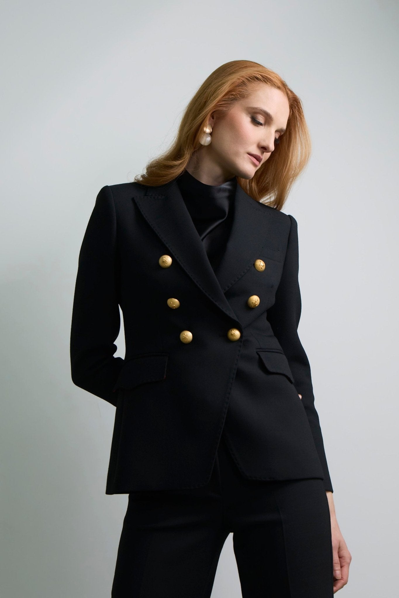 Blazer cruzada negra de doble abotonadura Garcia Vintage 02 de The Extreme Collection con detalle de picado en solapa y bolsillos.