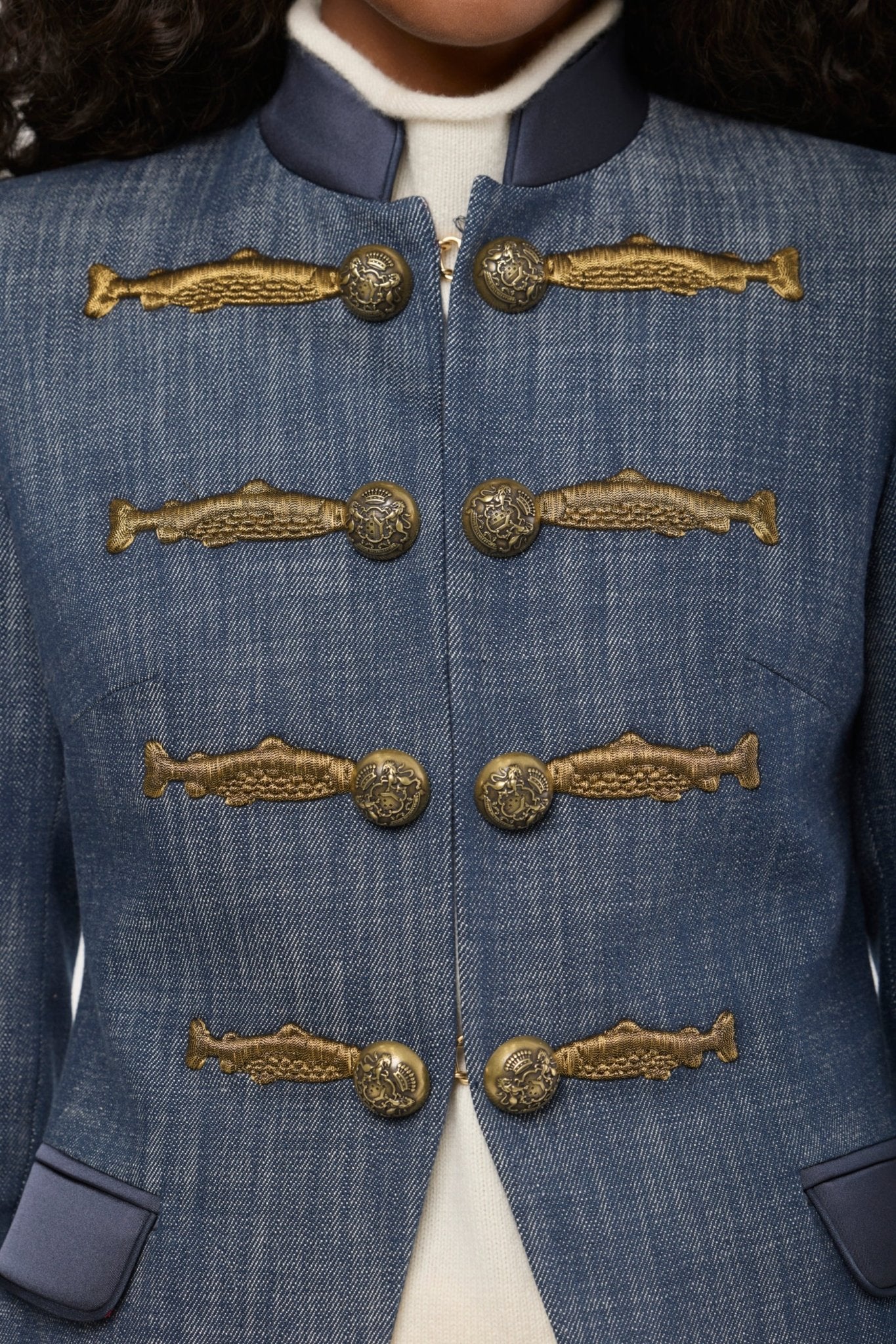 Blazer de algodón denim con bordados Nuvola Denimde The Extreme Collection confeccionada en tejido denim de 100% algodón con bordados dorados.