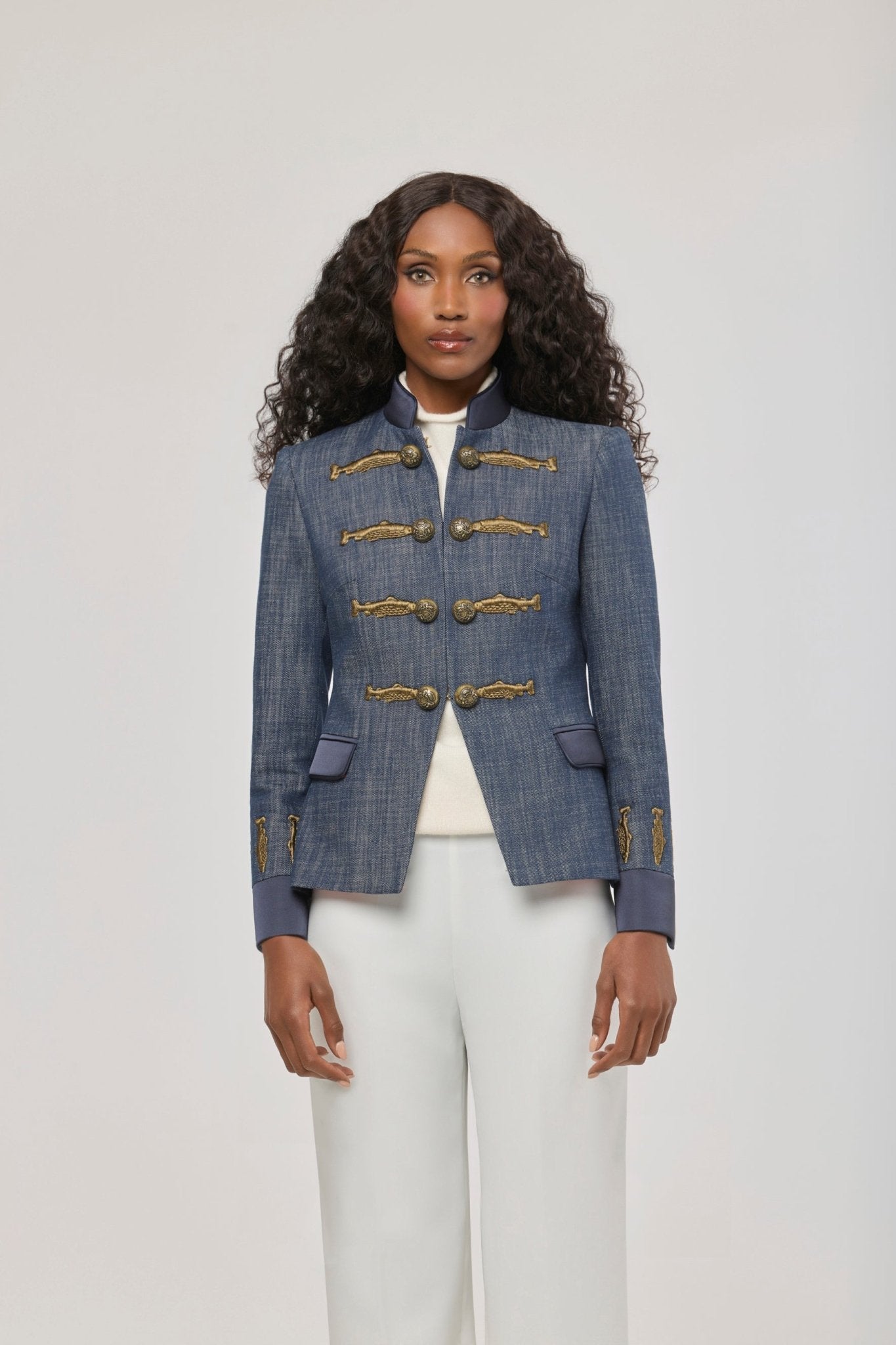 Blazer de algodón denim con bordados Nuvola Denimde The Extreme Collection confeccionada en tejido denim de 100% algodón con bordados dorados.
