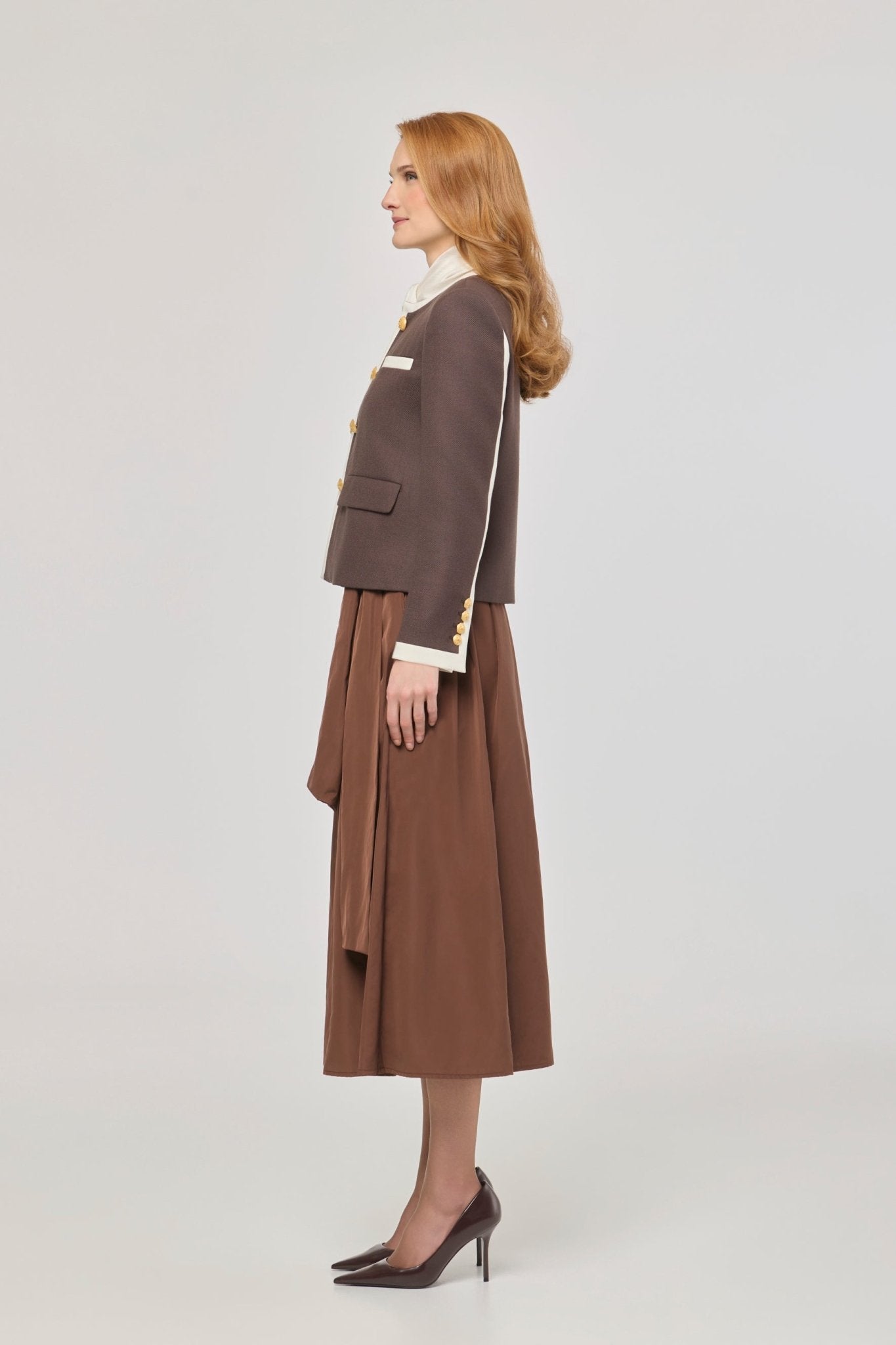 Blazer de lana con cuello a la caja Talulla de The Extreme Collection en color marrón con ribetes blancos.