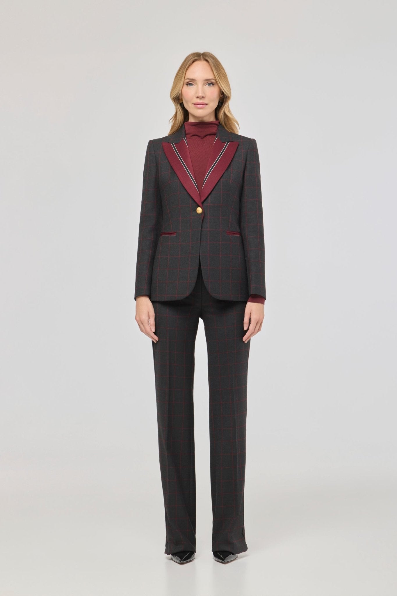 Blazer de lana con solapa en contraste Rowan de The Extreme Collection con diseño de líneas geométricas y solapas en tono burdeos.