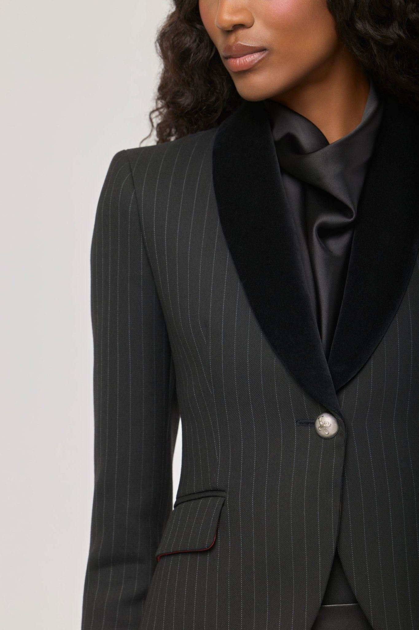 Blazer de raya diplomática con bordado joya The Gardens en tejido de raya diplomática con un bordado joya estelar en la espalda.