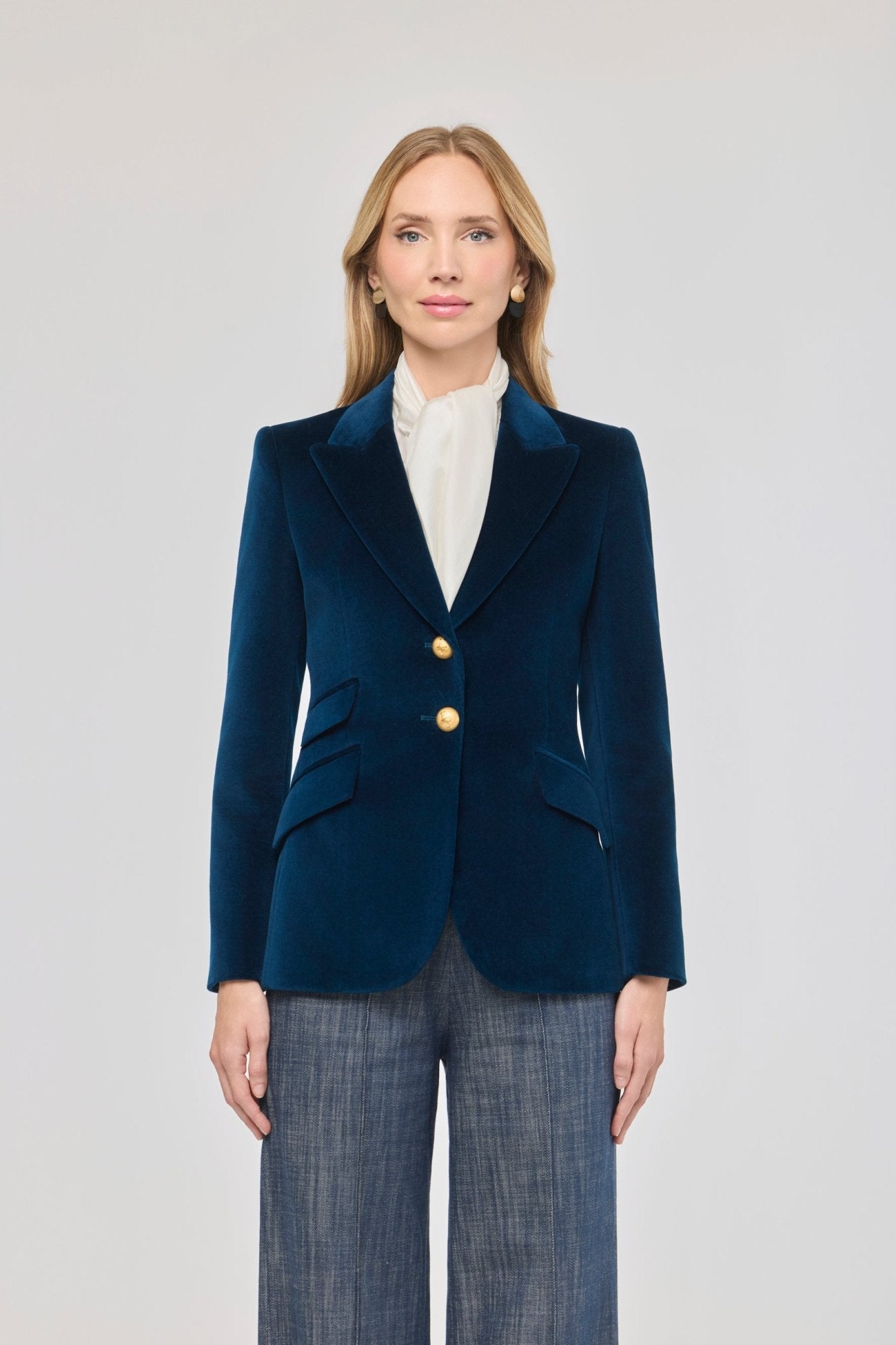 Blazer de terciopelo azul Oliva de The Extreme Collection confeccionada en suave terciopelo azul petróleo.