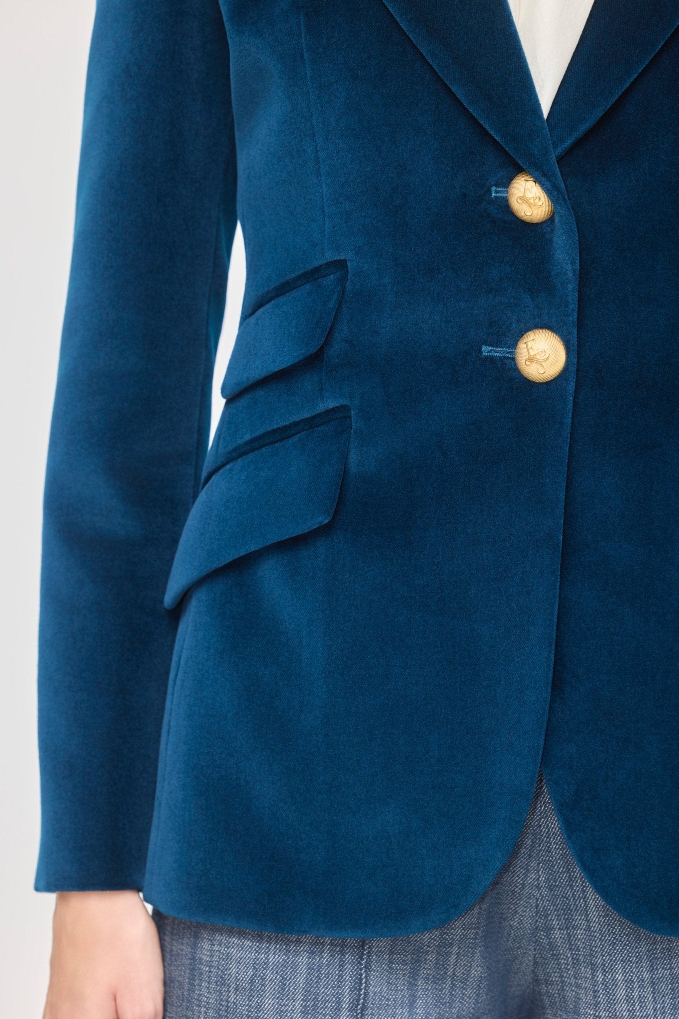 Blazer de terciopelo azul Oliva de The Extreme Collection confeccionada en suave terciopelo azul petróleo.